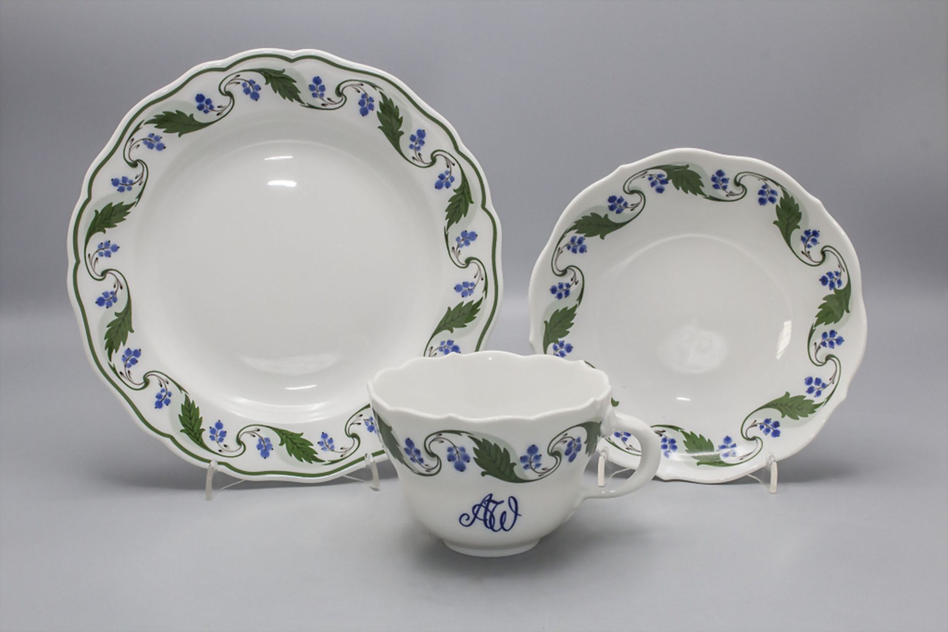 2 Gedecke mit Mahonie-Ranken / Two place settings with Oregon grape vines, Meissen, 1990er Jahre