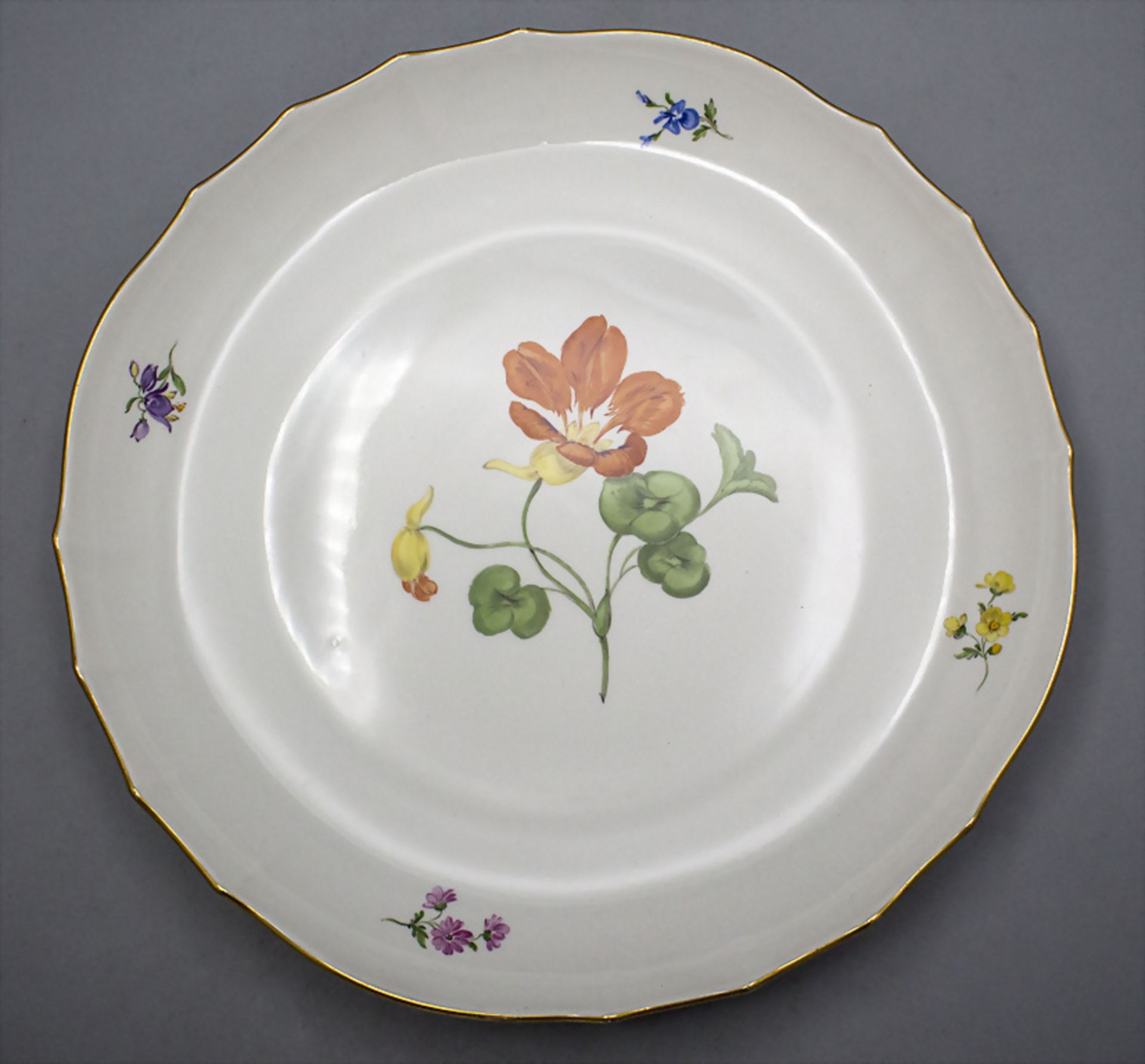 Große Schale mit Kapuzinerkresse / A large bowl with Nasturtium, Meissen, Mitte 20. Jh.