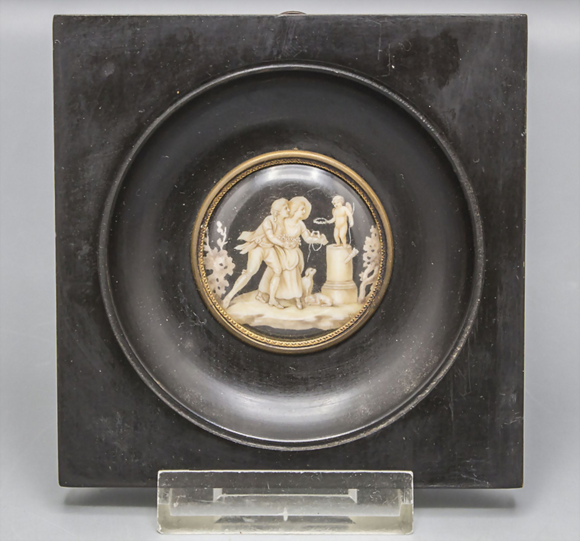 Miniatur Szene mit kleinem Amor / A miniature scene with a cupid holding a flower wreath, ... - Image 2 of 3