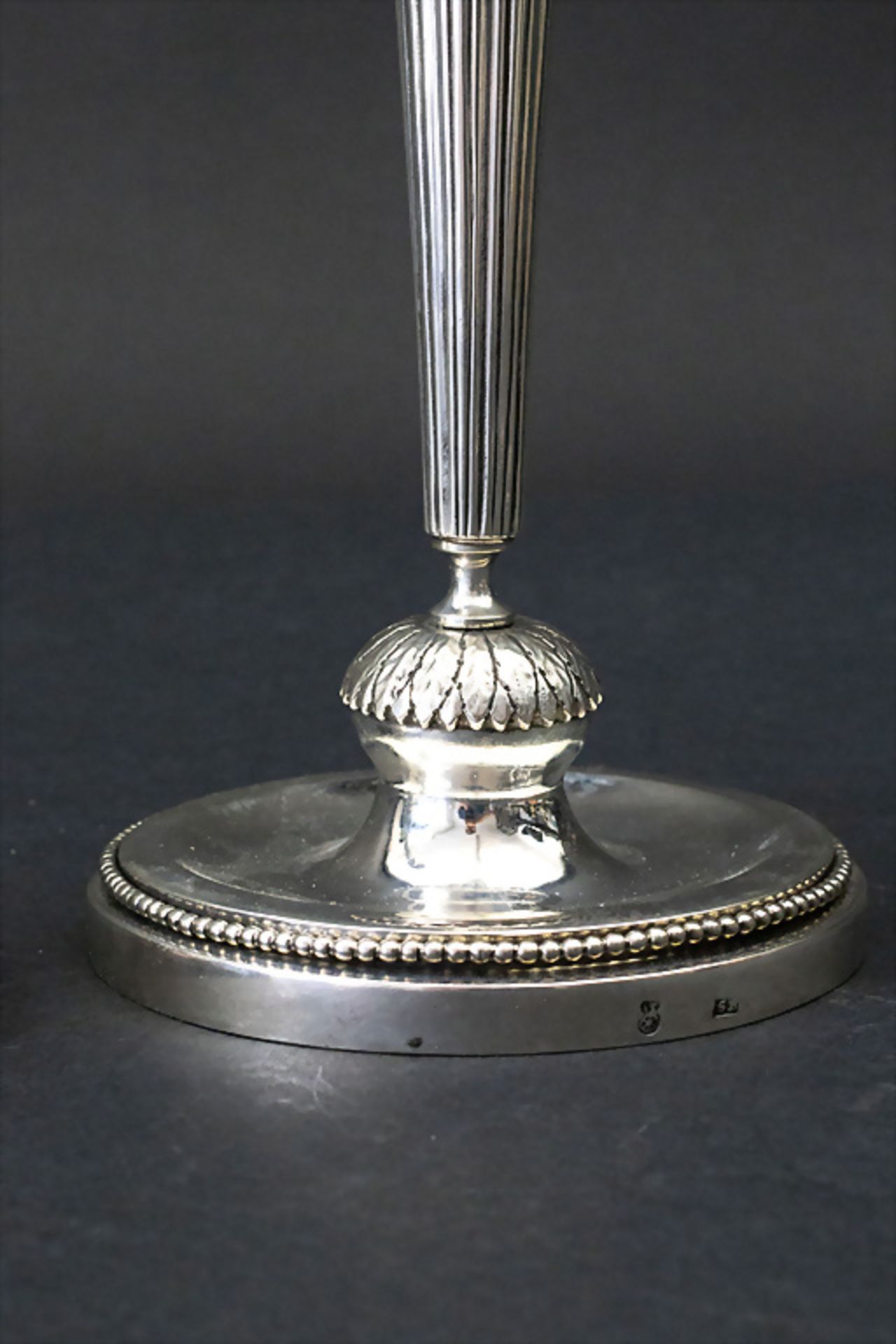 Paar Louis-Seize Kerzenleuchter / A pair of silver candlesticks, Sigismundus Birk sen., ... - Image 3 of 5