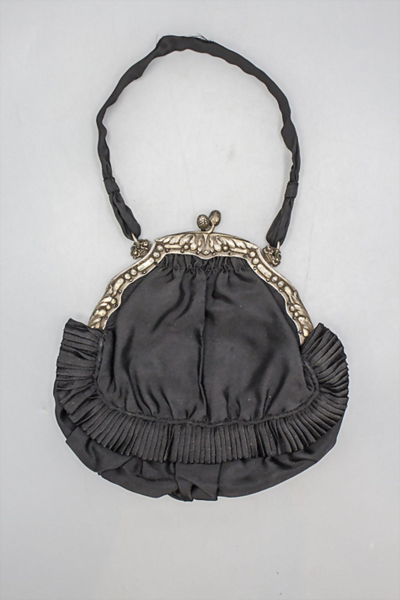 Abendtasche mit Silberbügel / An evening bag with silver clasp, Juwelier Joseph Teldonck, ...