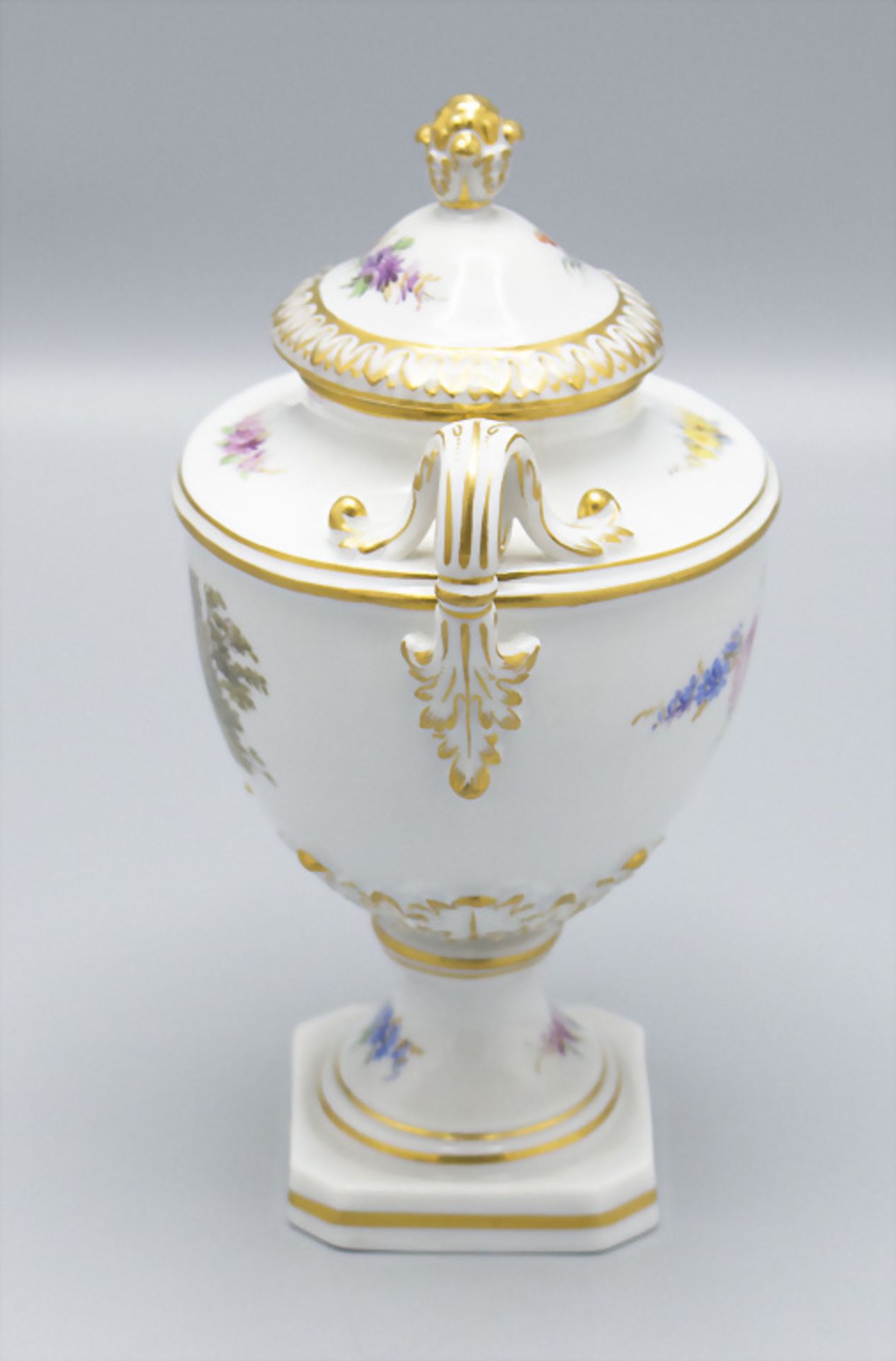 Ovales Deckelgefäß mit Handhaben und feiner Watteau-Szene / A lidded bowl with handles and a ... - Image 3 of 6