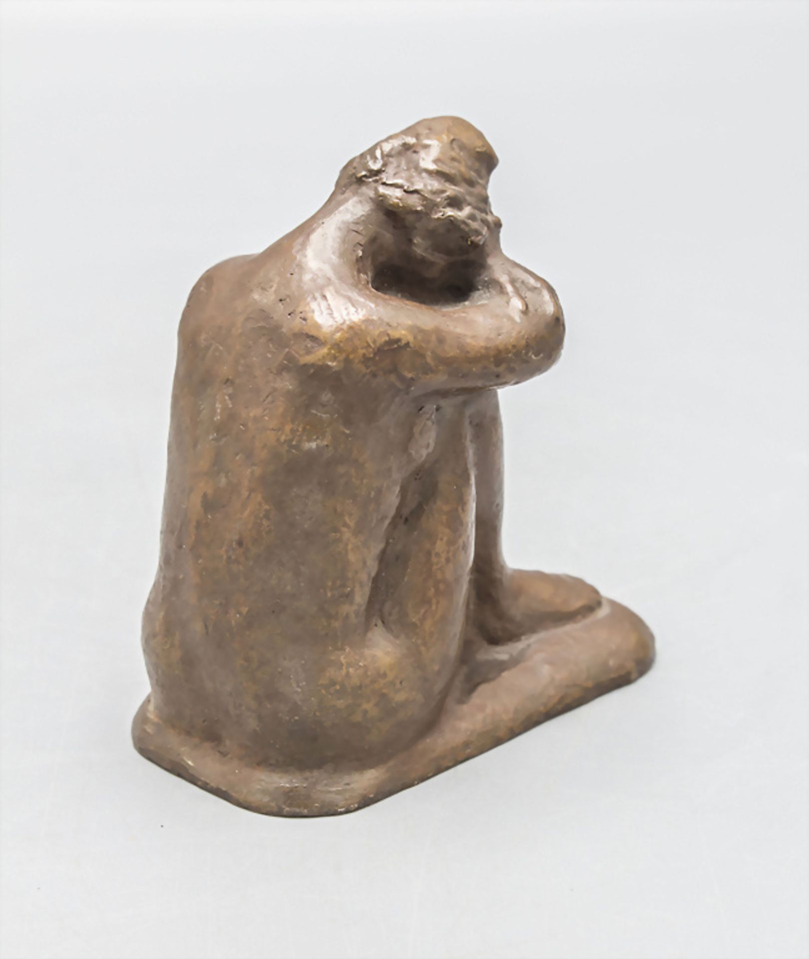 Bronze Skulptur 'Hockender Akt' / A bronze sculpture of crouching nude, wohl Fritz Nuss, Mitte ... - Image 3 of 4