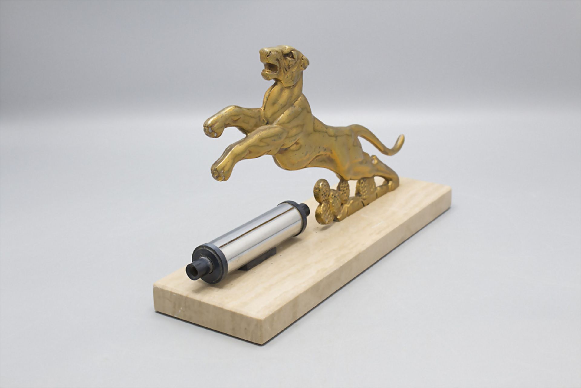 Art Déco Bronzelöwe mit Tischkalender / An Art Deco bronze lion with a desk calendar, ... - Bild 2 aus 5