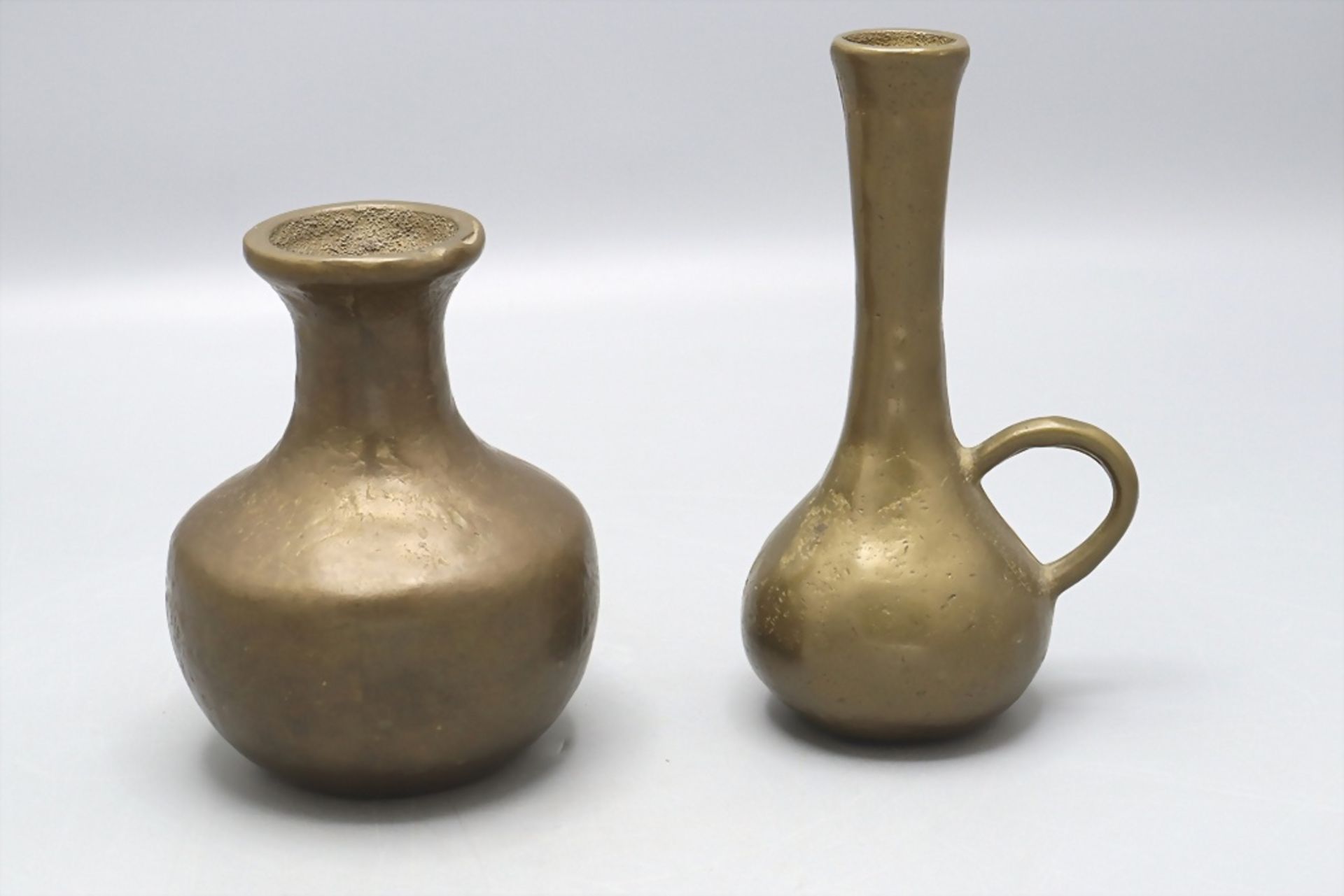 Zwei kleine Bronzevasen / 2 small bronze vases