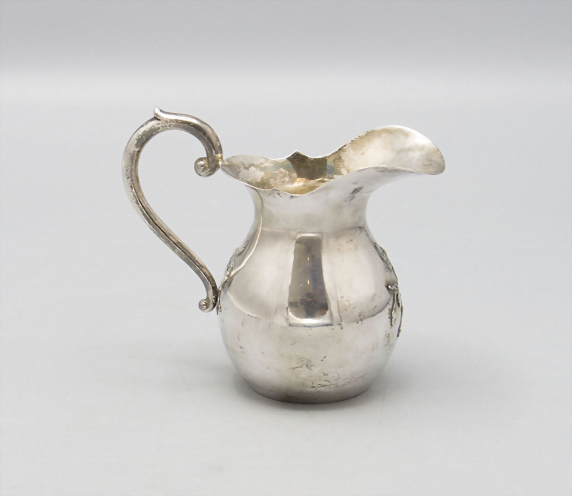 Milchkännchen mit Blütenzweigen / A silver milk jug with flower branches, um 1880 - Image 4 of 6