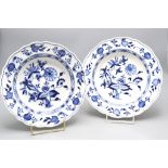 Paar sehr tiefe Teller / Schalen / mit Zwiebelmuster / Two serving plates with onion pattern, ...