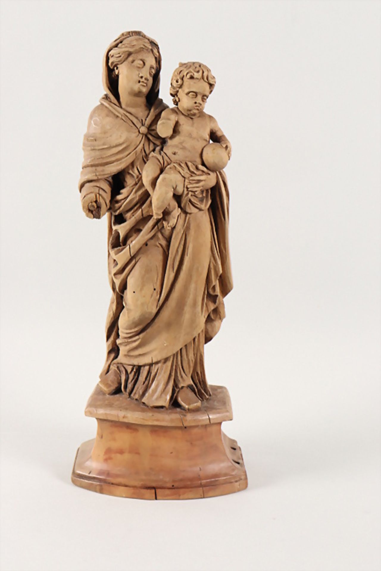 Holzskulptur einer Madonna mit Kind / A wooden sculpture of mother Mary with child, 18. Jh.