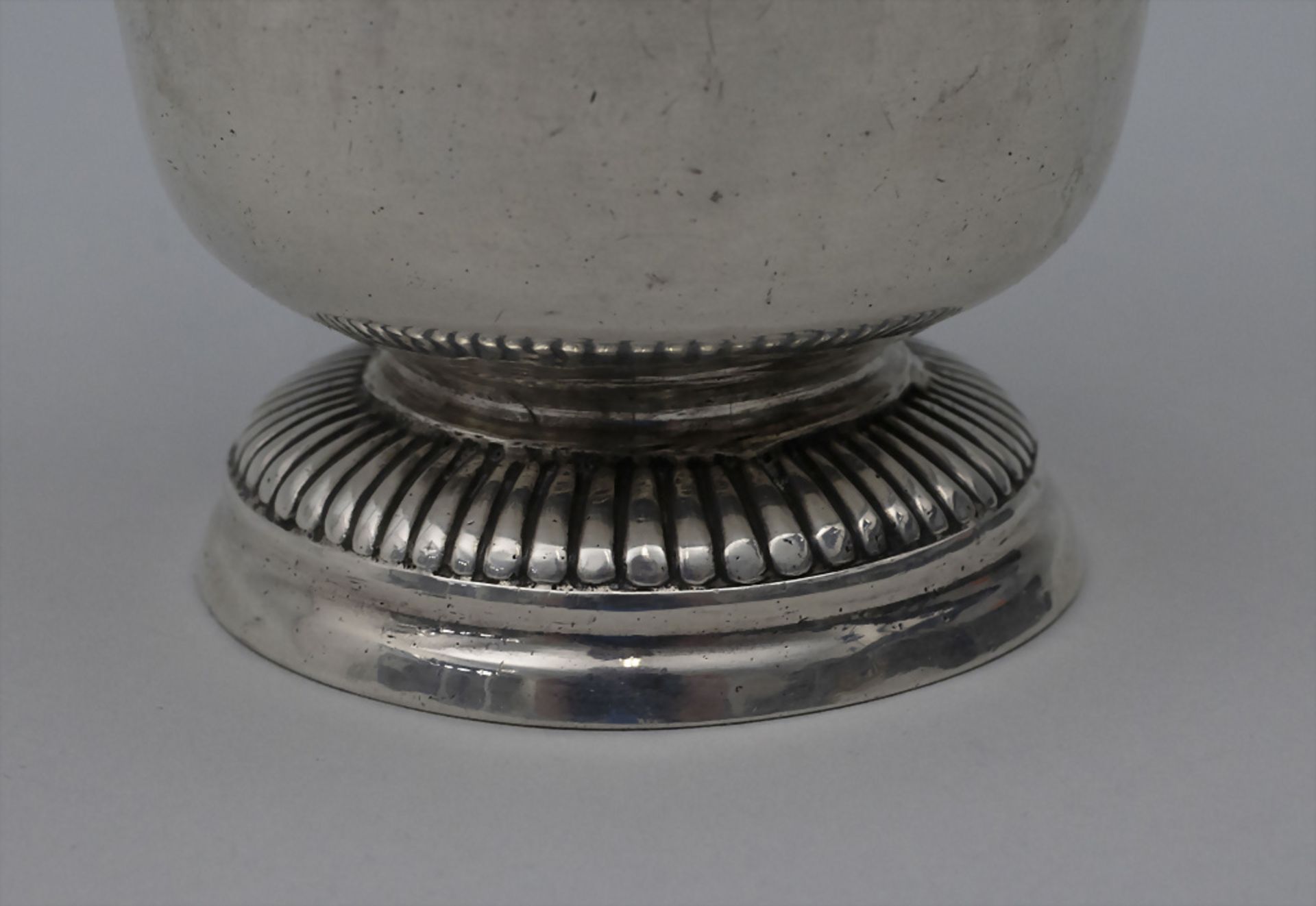 Glockenbecher / Timbale en argent massif / A bell shaped silver beaker, Frankreich, 18. Jh. - Image 6 of 6