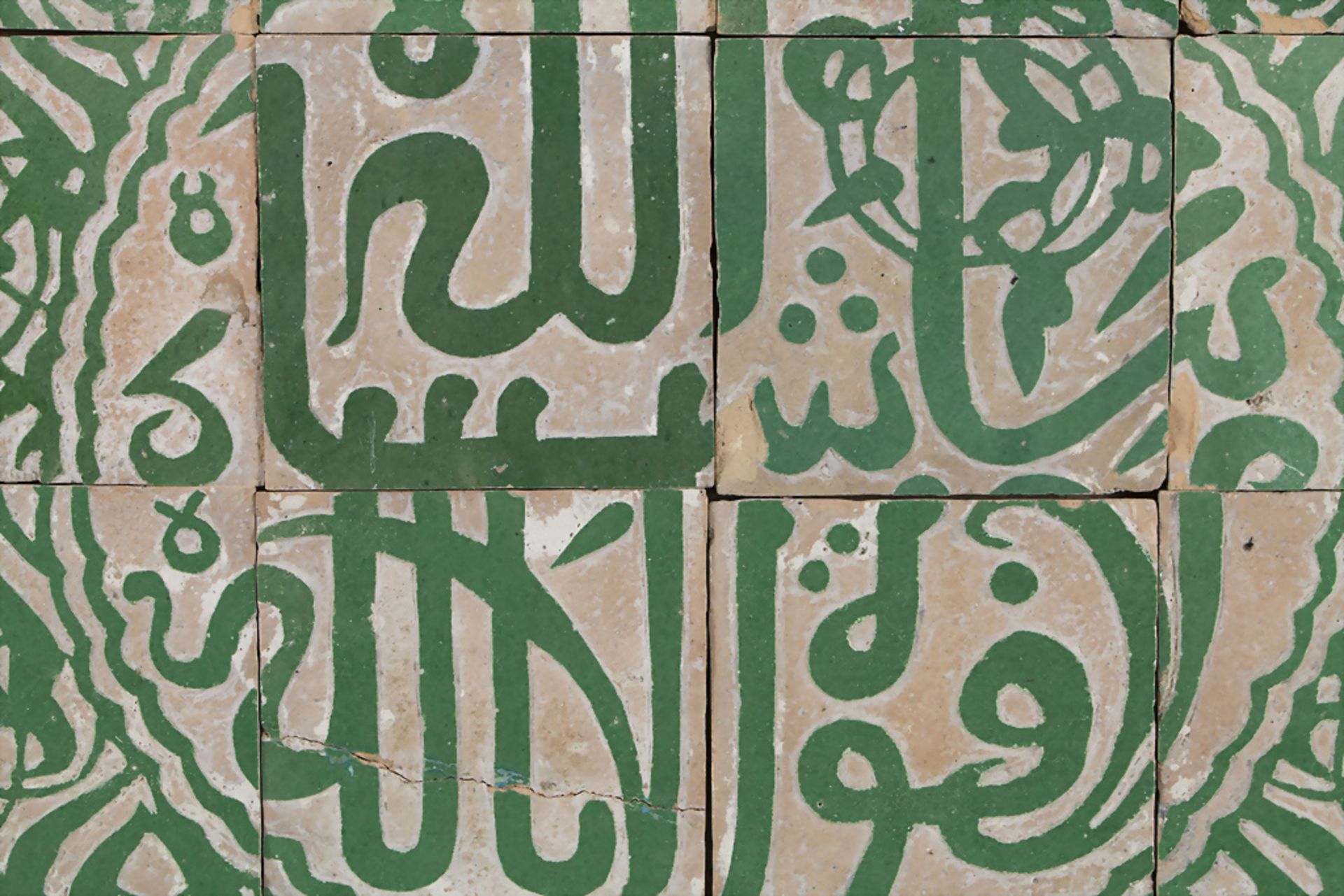 Seltenes Kachelfries mit orientalischen Schriftzeichen / A rare tile frieze with oriental ... - Bild 2 aus 3