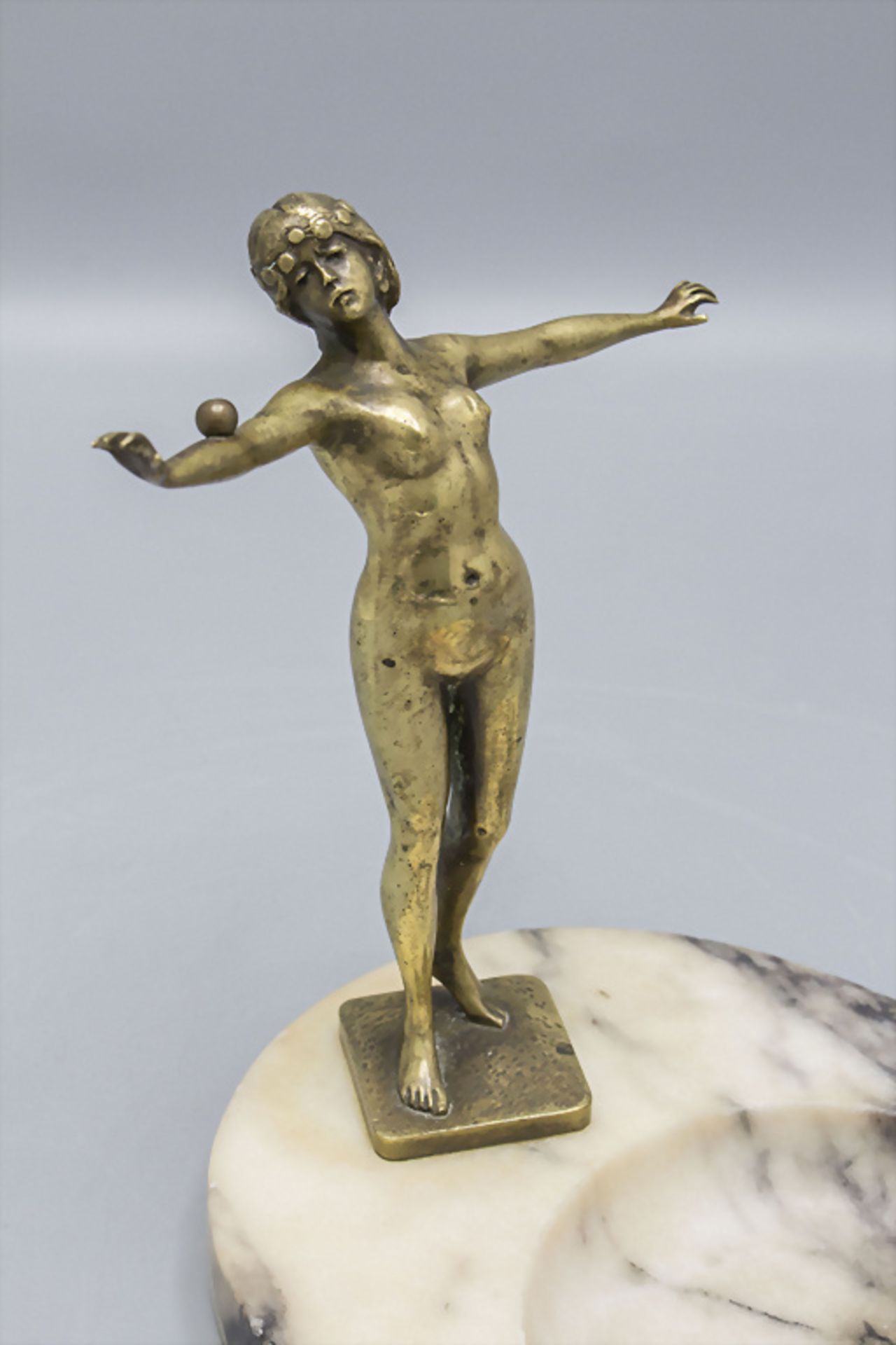H. Caro (um 1900 tätig), 'Balltänzerin auf Aschenbecher' / A bronze sculpture of a dancer with ... - Image 2 of 8