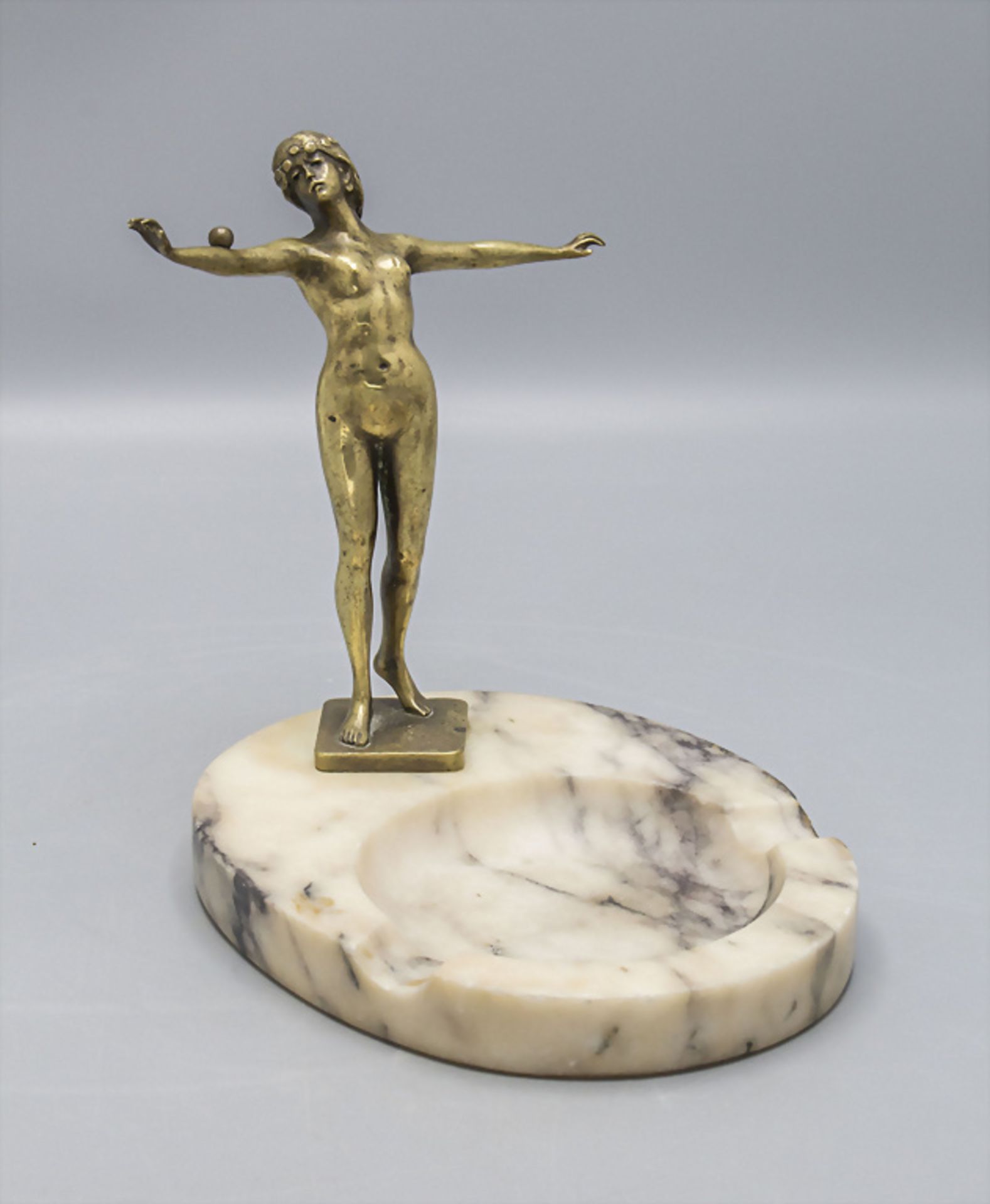 H. Caro (um 1900 tätig), 'Balltänzerin auf Aschenbecher' / A bronze sculpture of a dancer with ... - Image 3 of 8