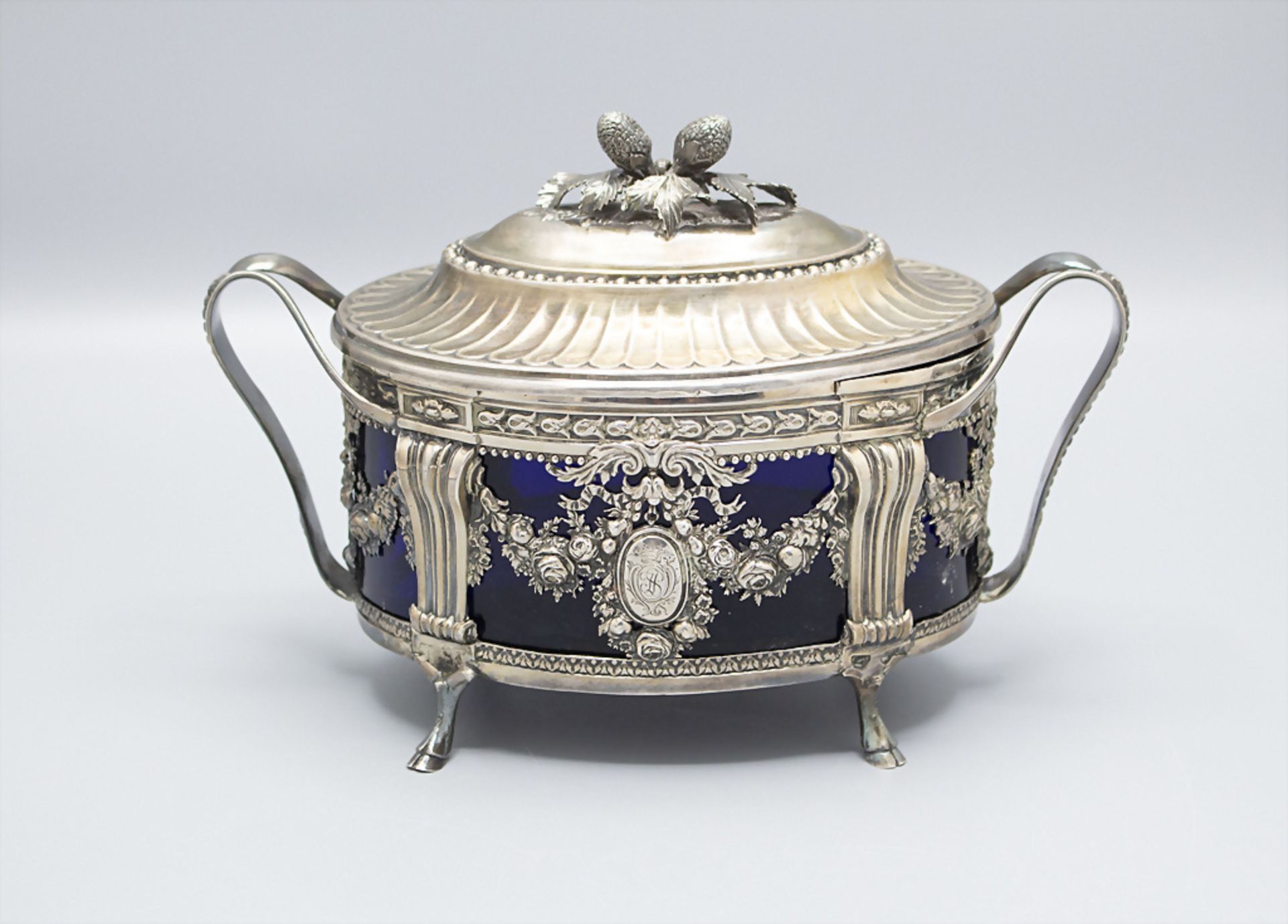 Louis-Seize Konfektdose mit Erdbeerknauf / Bonbonnière / A lidded silver candy box with ...