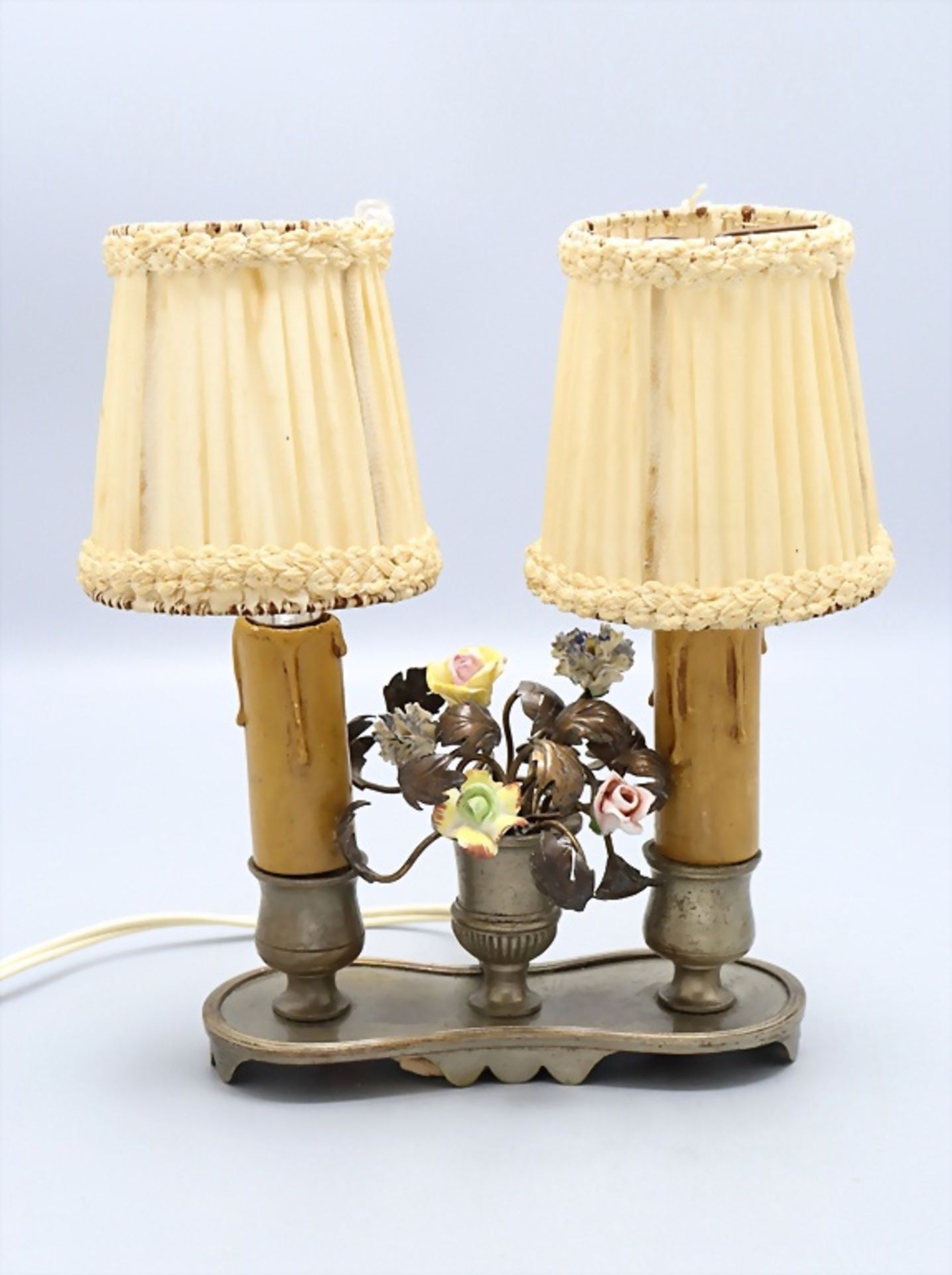 Kleine Tischlampe in Form eines Handleuchters mit Porzellanblüten / A small table lamp with ...