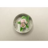 Kleiner Blumen Briefbeschwerer / A miniature flower paperweight, Baccarat, Frankreich, Mitte ...