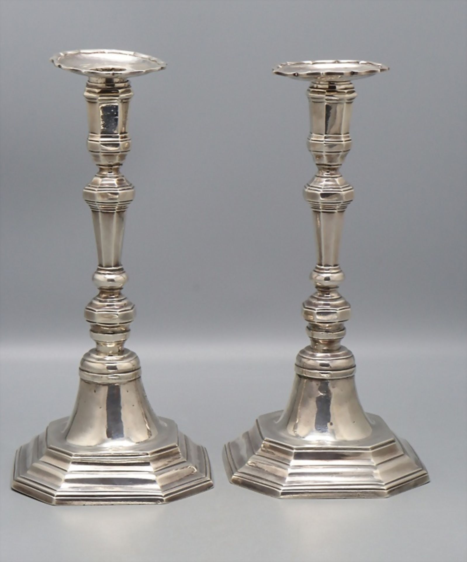 Paar Louis XV. Kerzenleuchter / A pair of Louis XV. silver candlesticks / Paire de Louis XV. ...