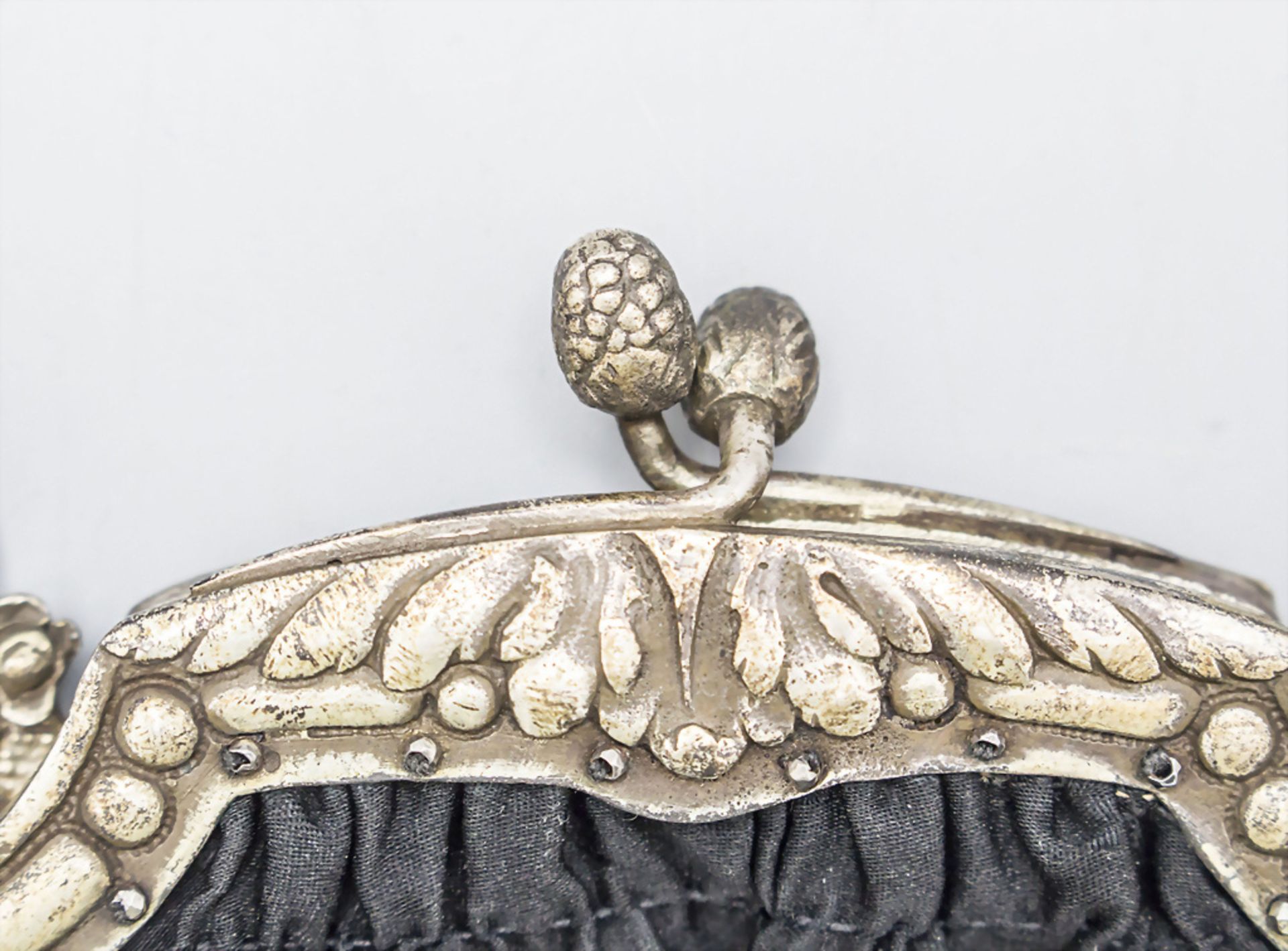 Abendtasche mit Silberbügel / An evening bag with silver clasp, Juwelier Joseph Teldonck, ... - Image 2 of 3