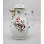 Kaffeekanne mit Blumenbouquets / A coffee pot with flower bouquets, Meissen, Punktzeit (1763-1774)