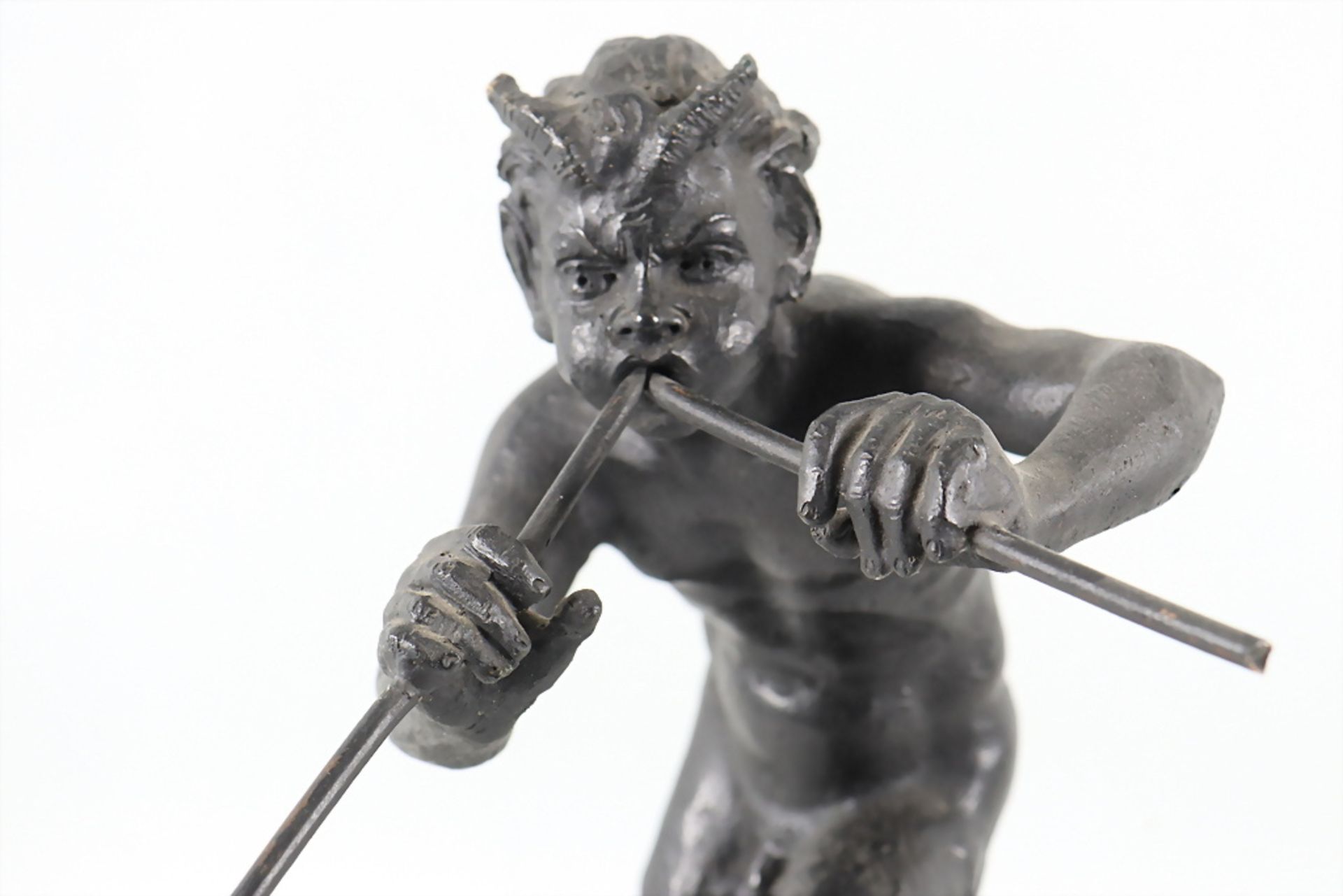 Bronze Skulptur eines Fauns / A bronze sculpture of a faun, 19. Jh. - Bild 2 aus 7