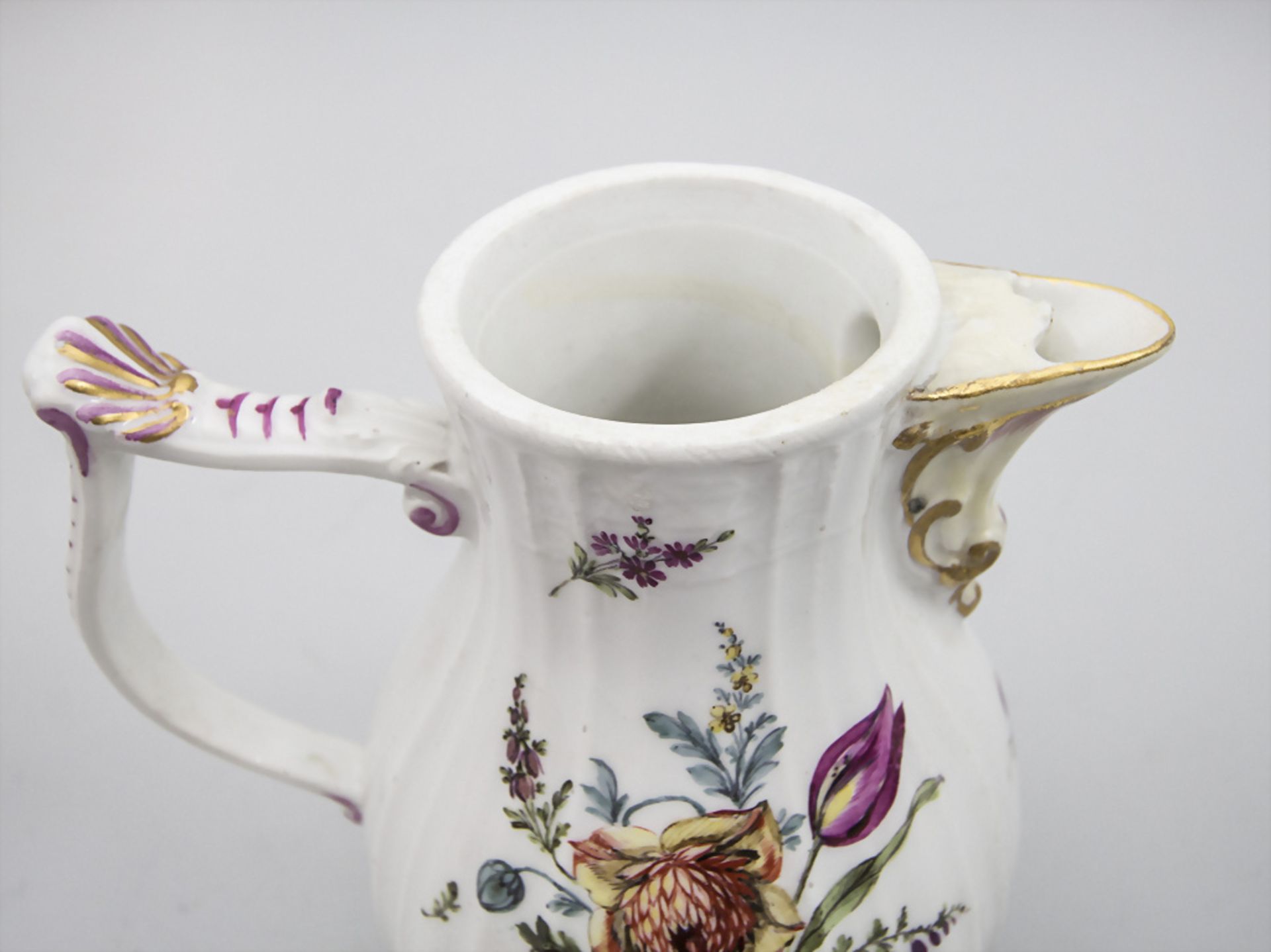 Kaffeekanne mit Blumenbouquets / A coffee pot with flower bouquets, Meissen, Punktzeit (1763-1774) - Bild 3 aus 5