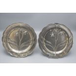 Paar Jugendstil Zierteller mit Lilien / A pair of Art Nouveau decorative plates with lilies, ...