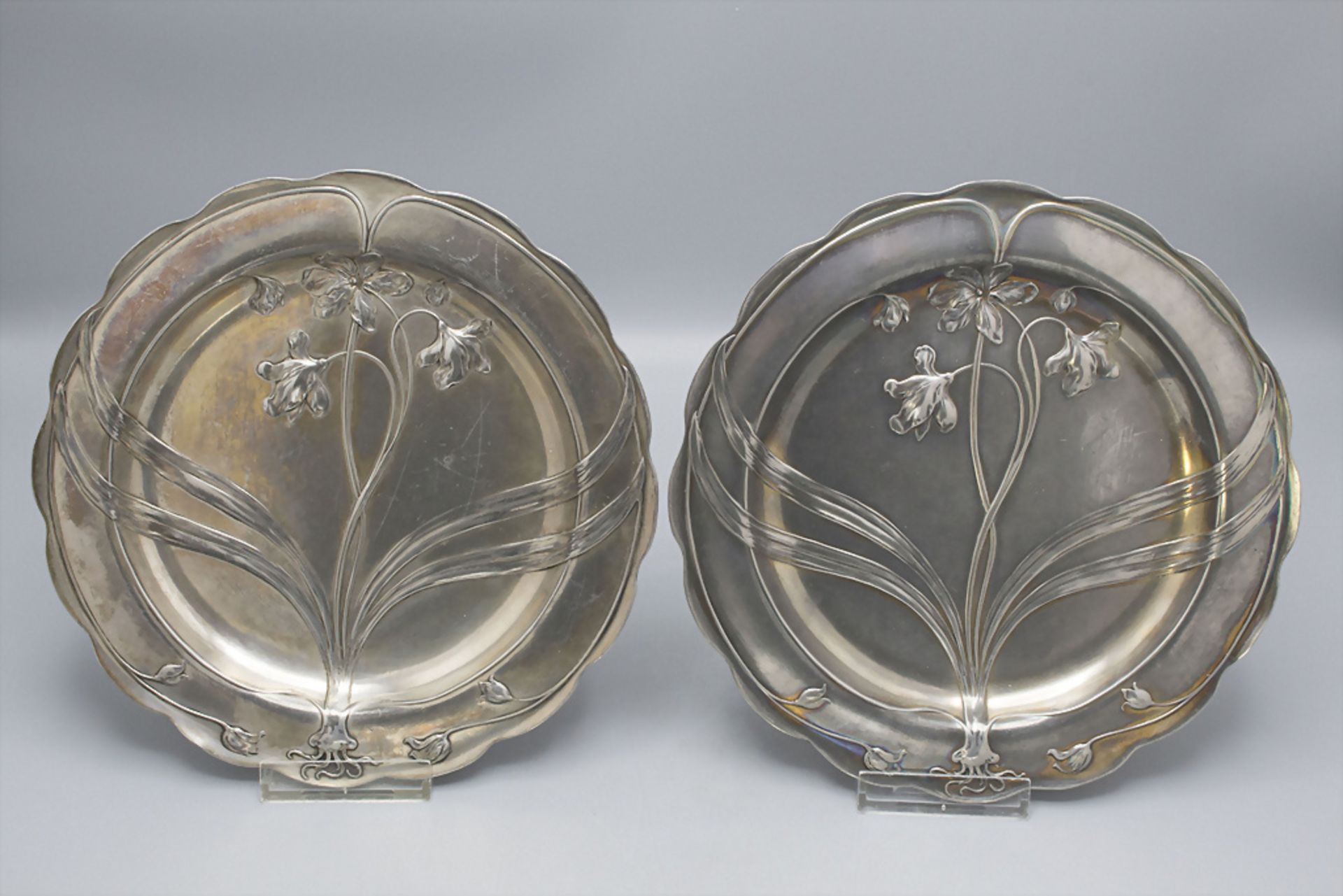 Paar Jugendstil Zierteller mit Lilien / A pair of Art Nouveau decorative plates with lilies, ...