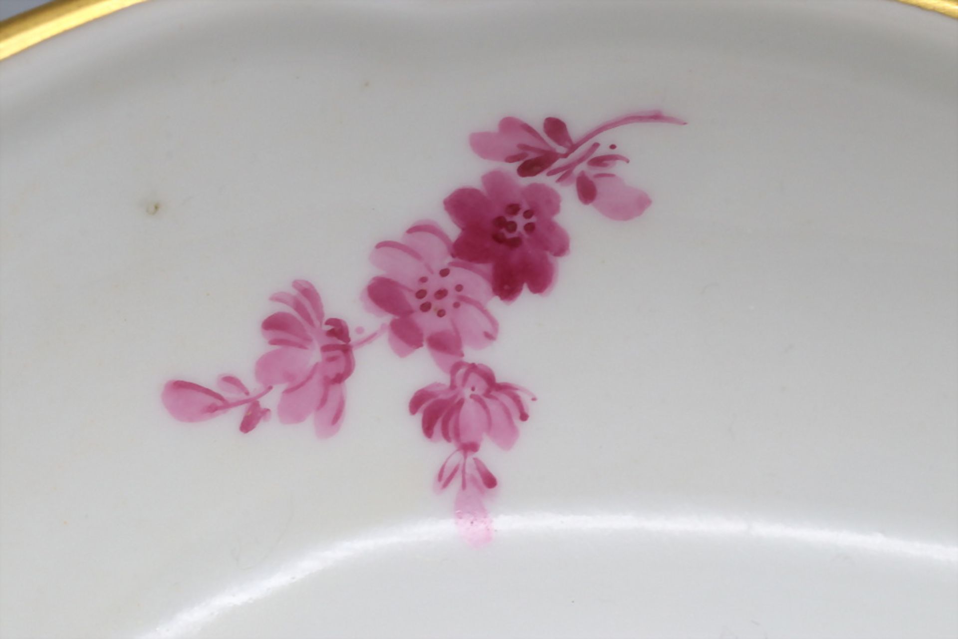 Ovale Schale mit Purpurmalerei / An oval bowl with purple flowers, Meissen, Mitte 19. Jh. - Bild 7 aus 9