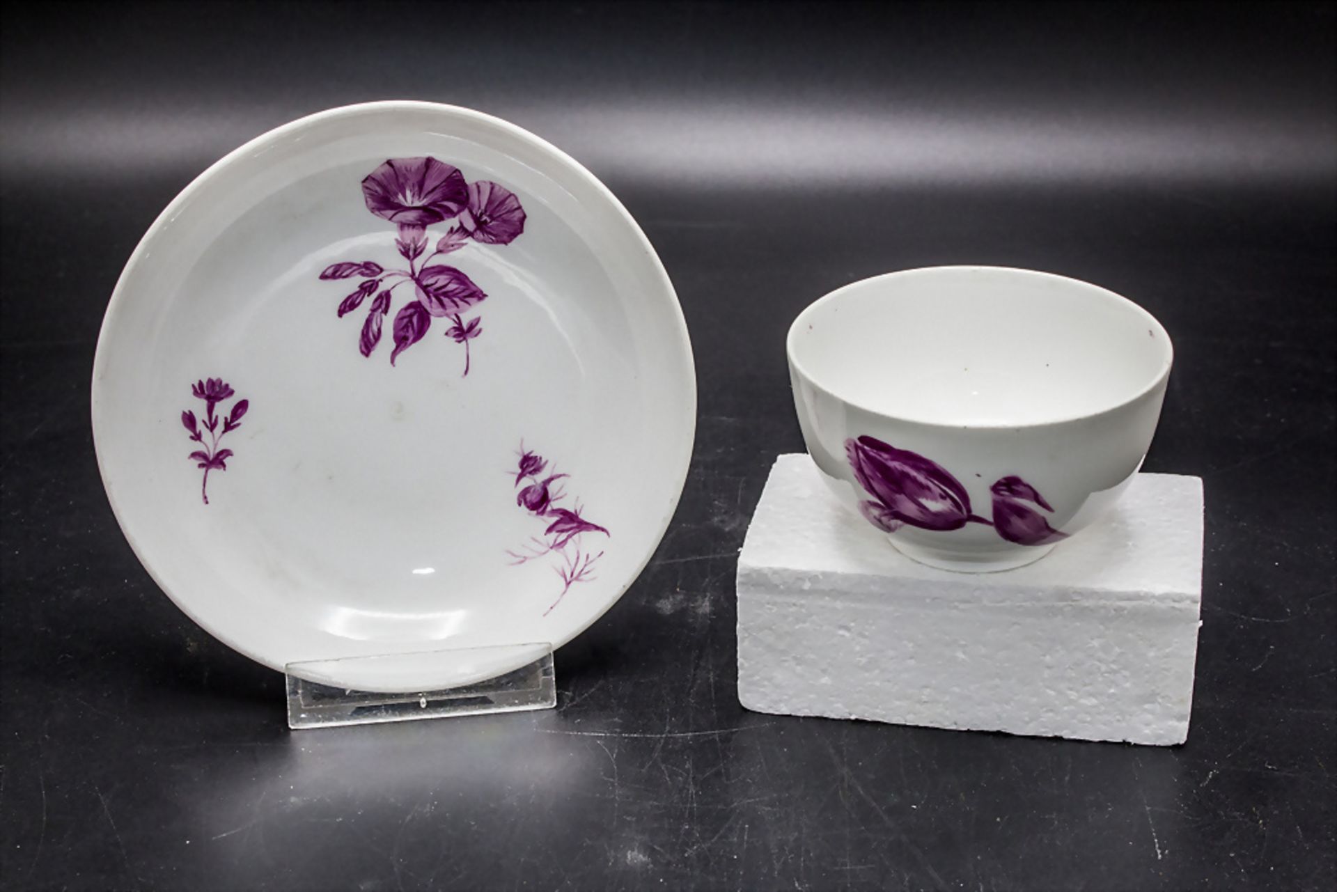 Koppchen und Untertasse mit Purpurmalerei / A coupling and saucer with flowers, Marcolini, ...