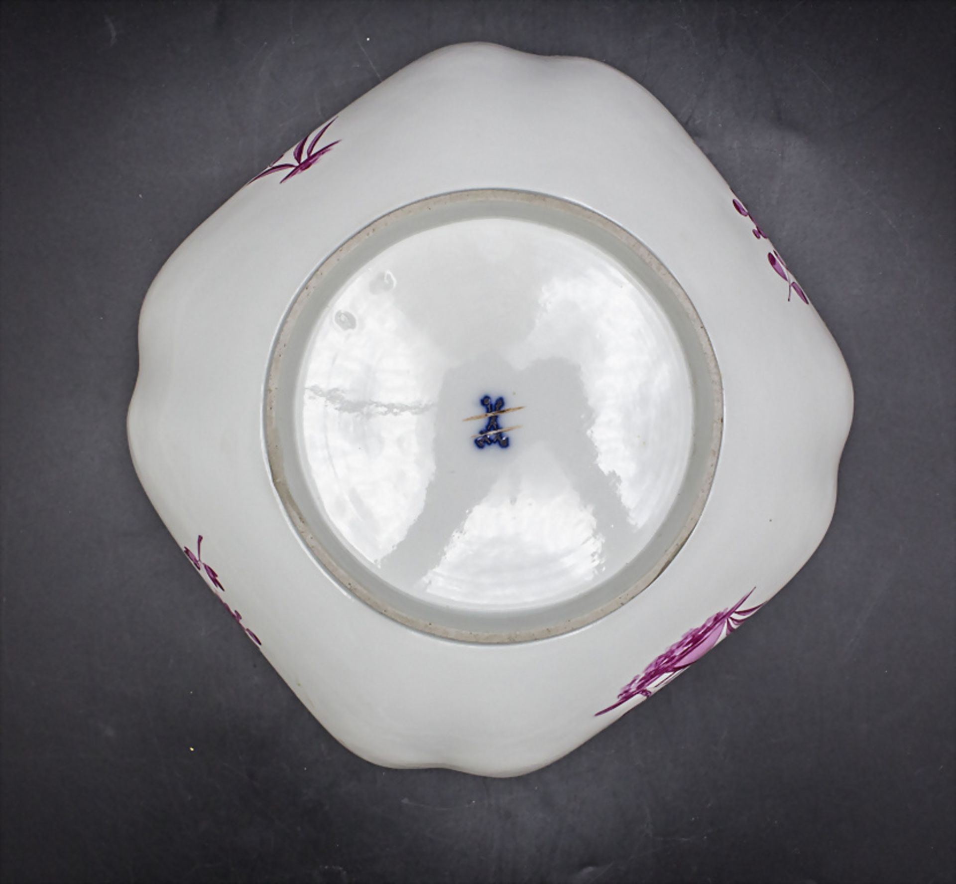 Große Gemüseschale mit Purpurmalerei / A large serving bowl with Indian flowers, Meissen, 1. ... - Image 5 of 6