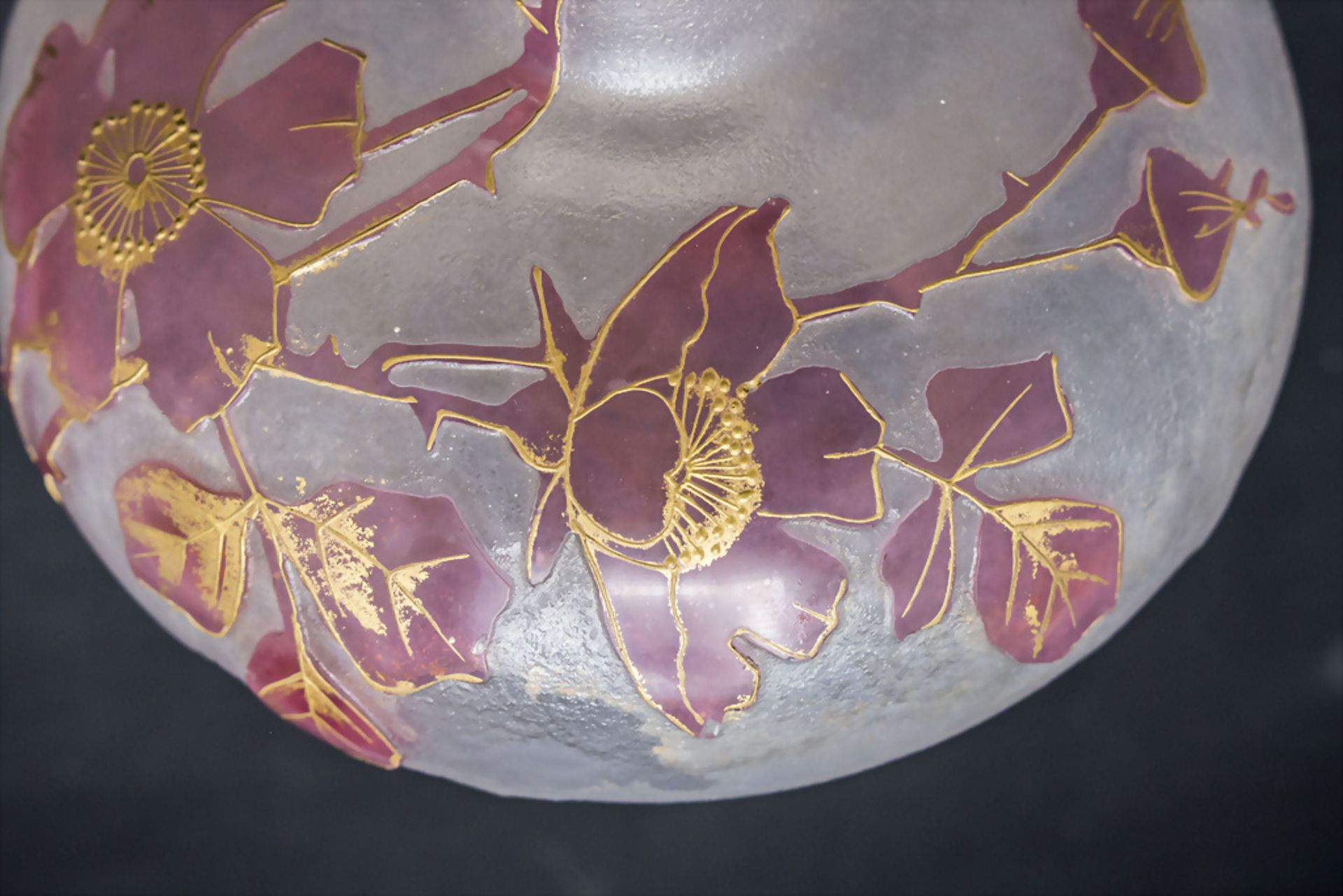 Jugendstil Vase mit Heckenrose und Schmetterling / An Art Nouveau vase with wild roses and a ... - Bild 4 aus 7