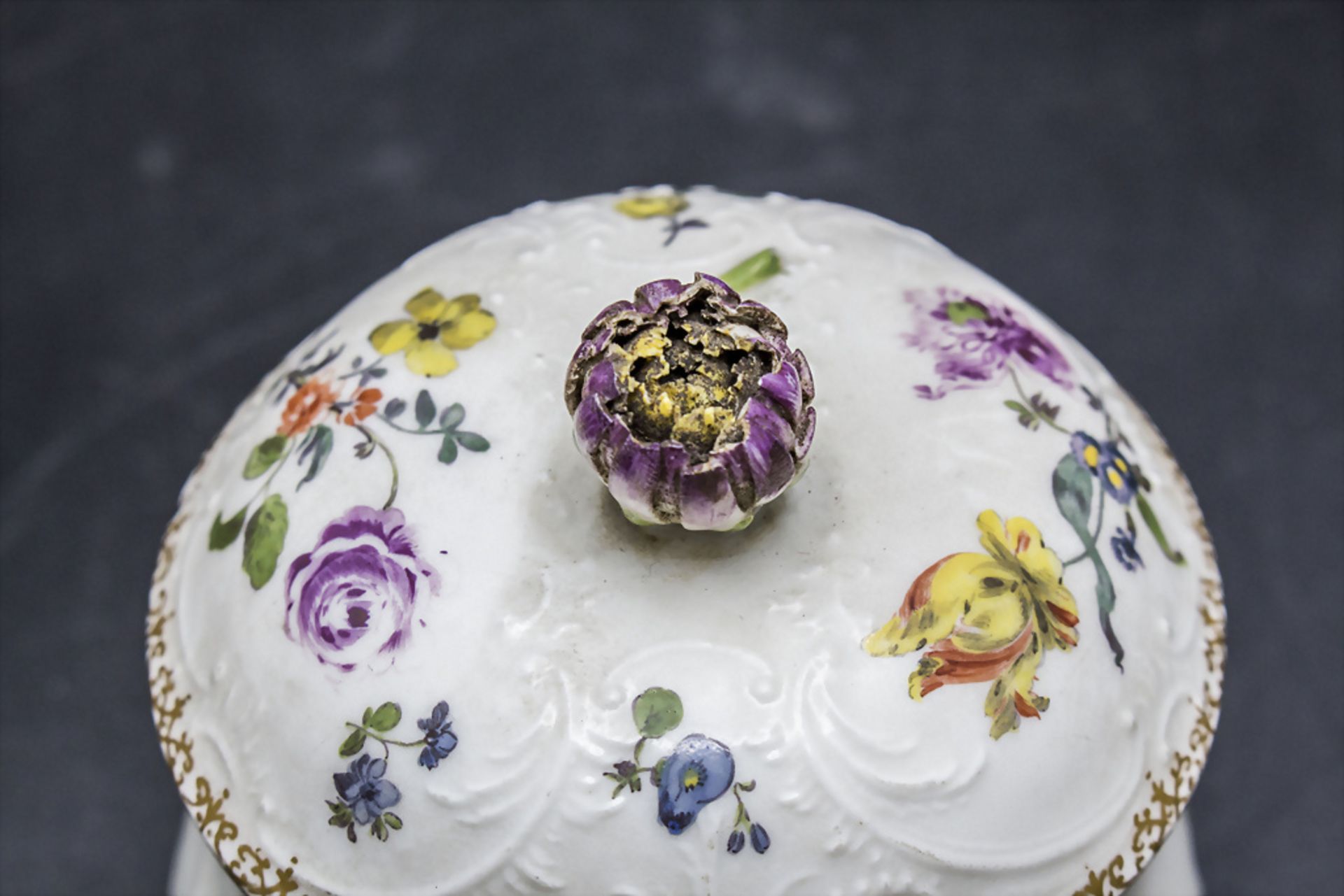 Zuckerdose mit Reliefdekor / A lidded sugar bowl with flowers, Meissen, Punktzeit, Mitte 18. Jh. - Image 3 of 5