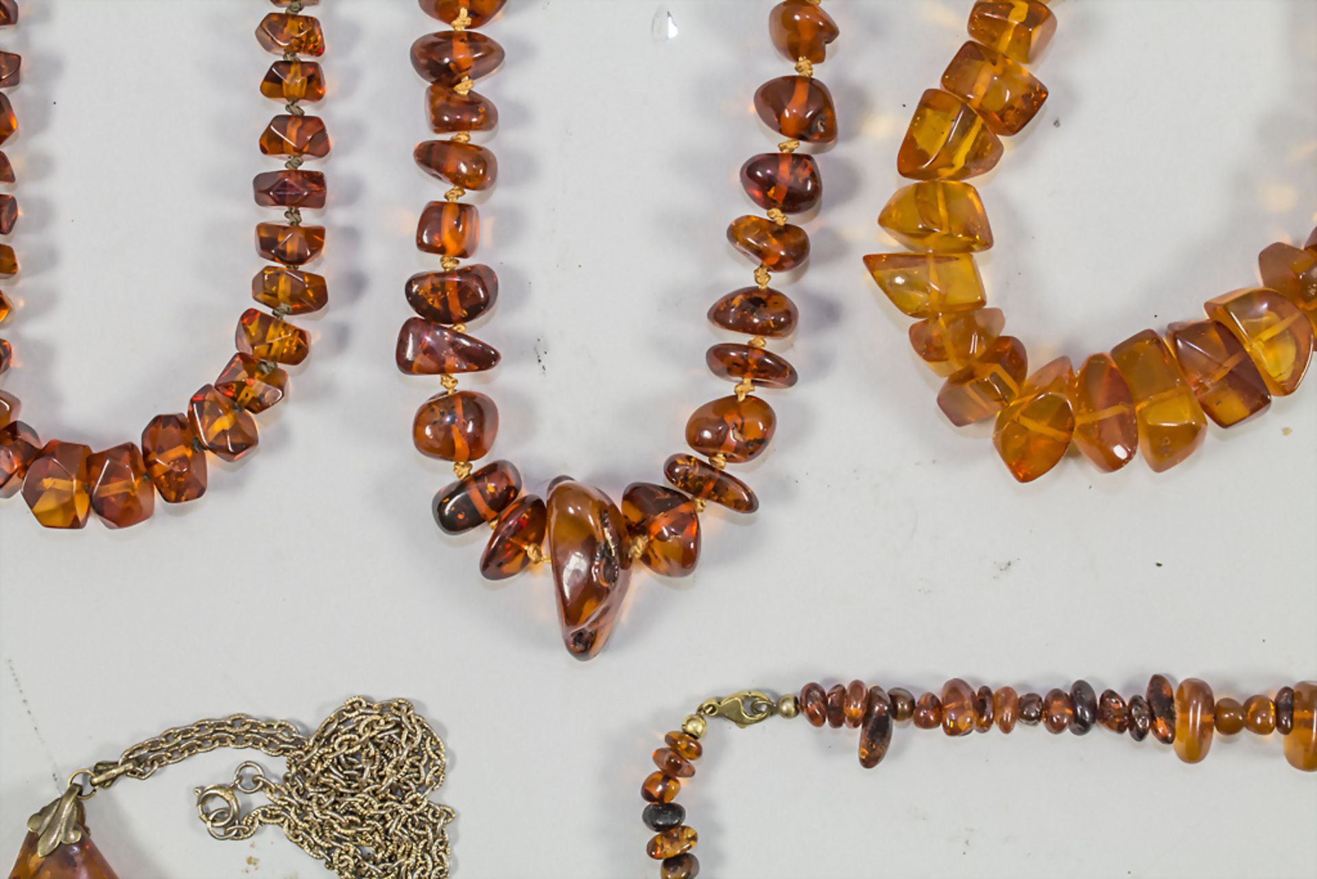 Großes Konvolut Bernstein-Schmuck / A large set of amber jewellery - Bild 6 aus 8