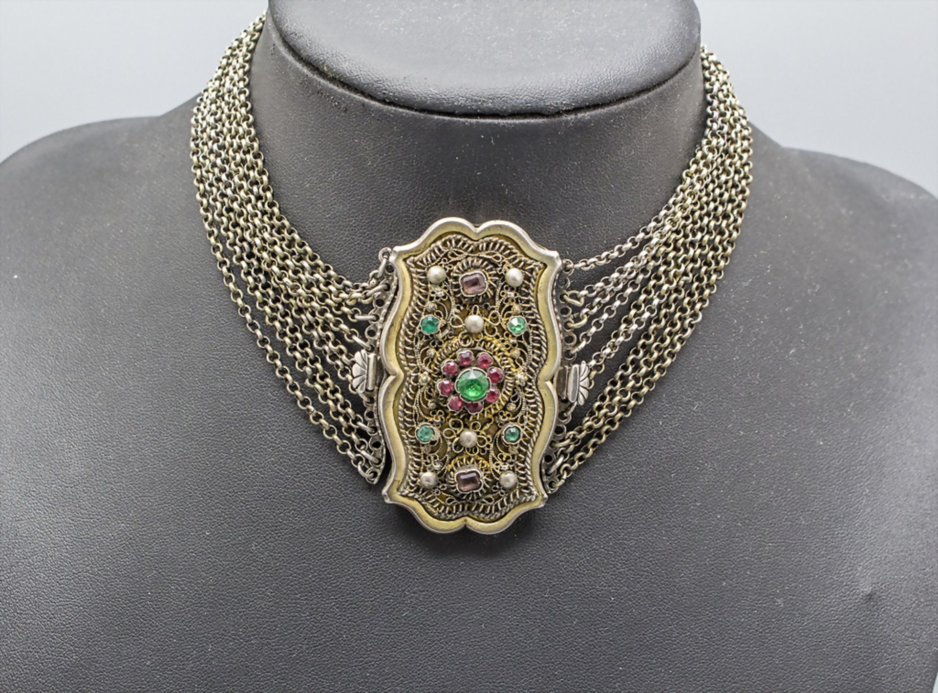 9-reihiges Kropfband mit Zierschließe / A silver necklace, wohl Siebenbürgen, Ende 19. Jh.
