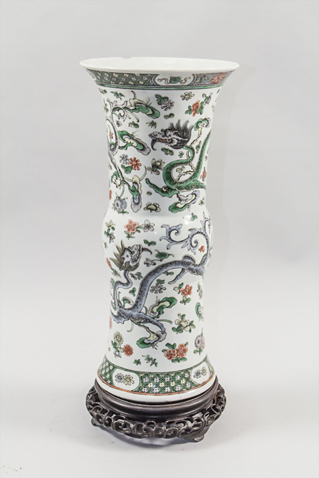 Vase mit Holzstand / A vase with wooden stand, China, Qing-Dynastie (1644-1911), 18./19. Jh. - Image 3 of 7