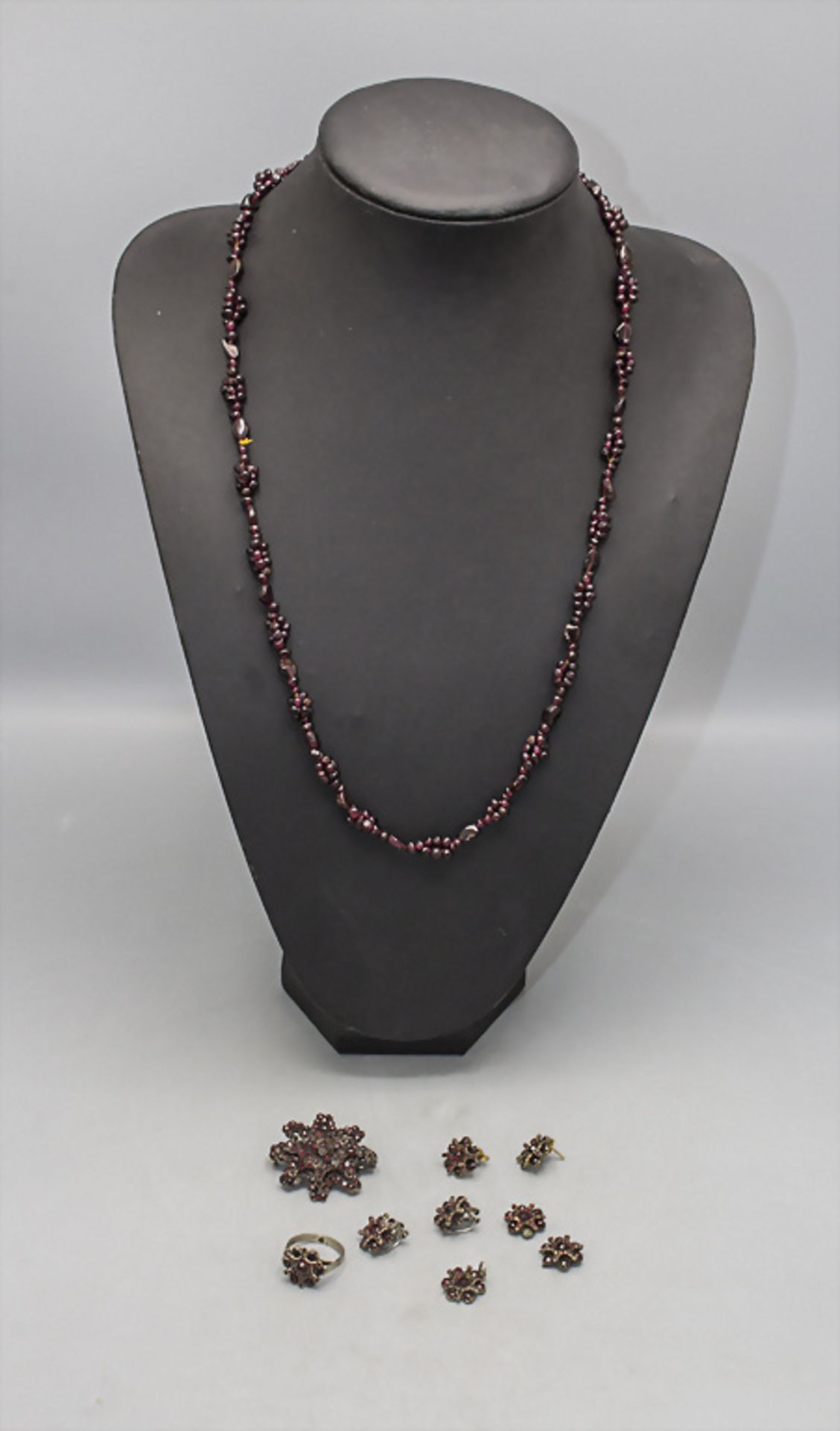 Konvolut aus 6 Teilen Granatschmuck / A set of 6 pieces of garnet jewellery