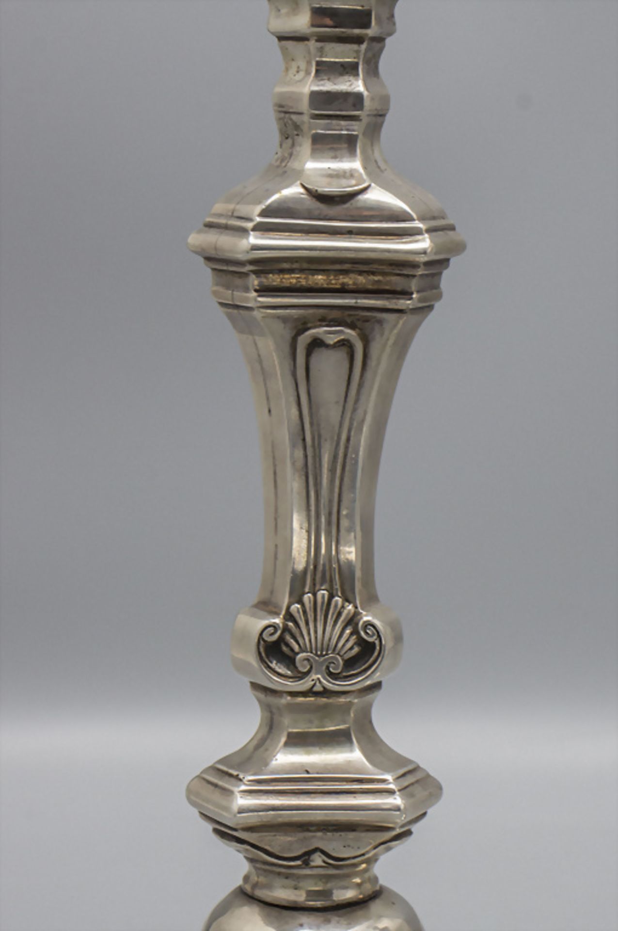 Paar Barock Kerzenleuchter / A pair of Louis XV silver candlesticks / Paire de Louis XV ... - Image 2 of 7