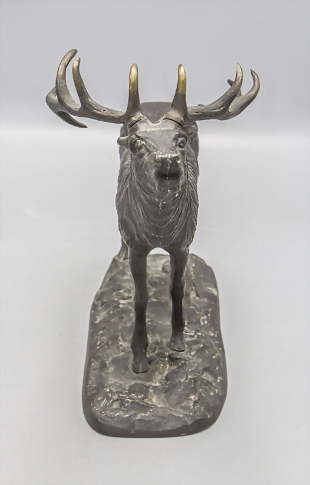 Bronzeplastik 'Röhrender Hirsch' / A bronze sculpture of a roaring stag, 20. Jh. - Bild 2 aus 6