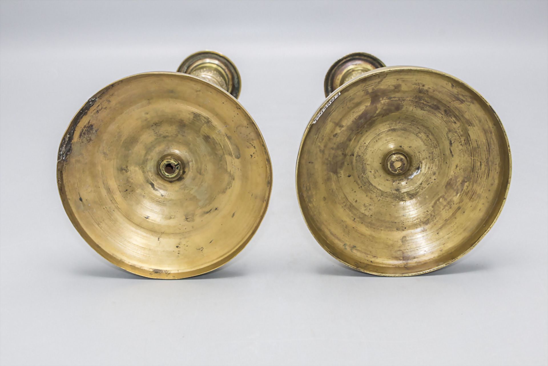 Paar Kerzenleuchter / A pair of brass candle holders, Frankreich, um 1780/90 - Image 3 of 3