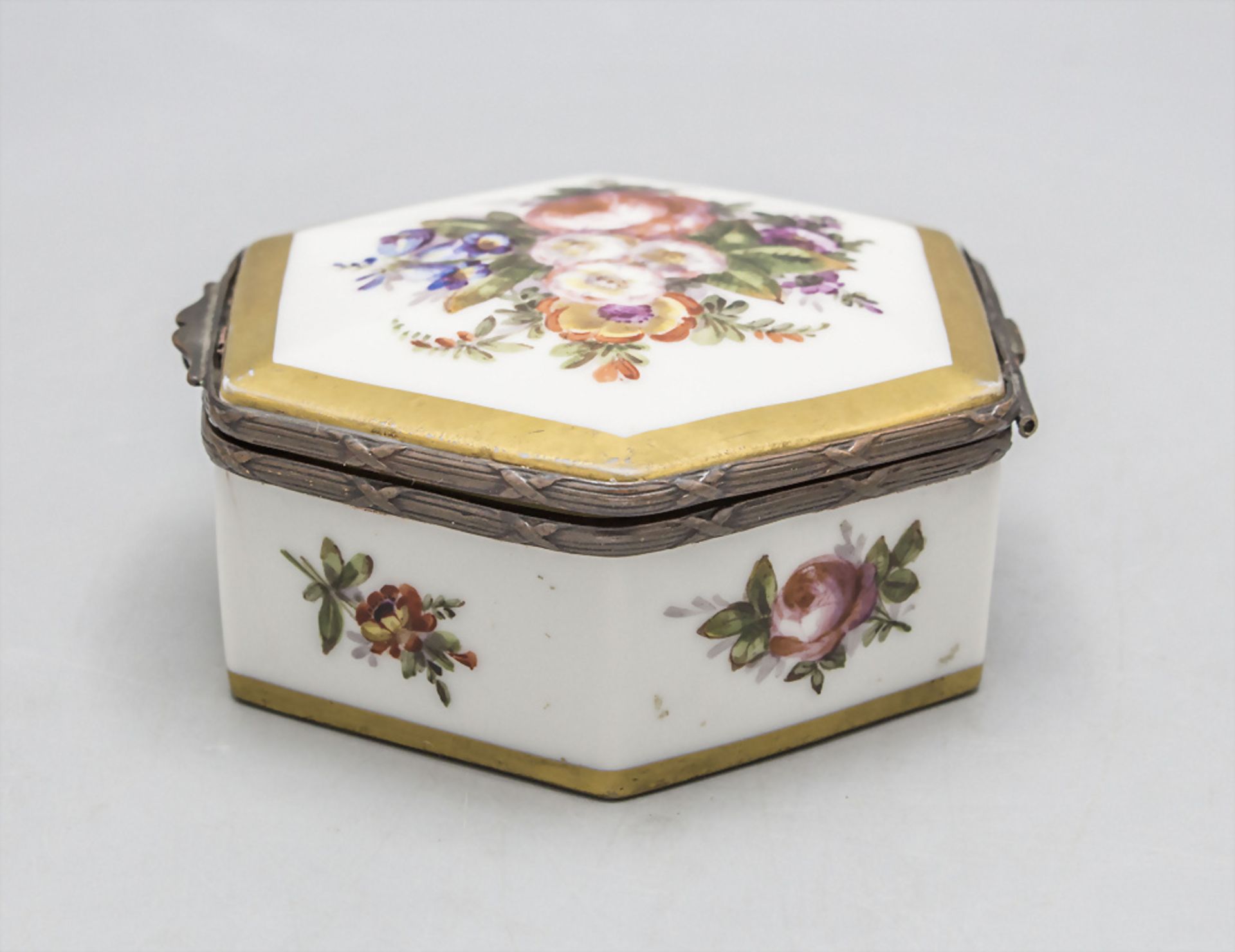 Deckeldose mit Blumenmalerei / A lidded porcelain box with flowers, Jacob Petit, Paris, 2. ... - Bild 3 aus 7