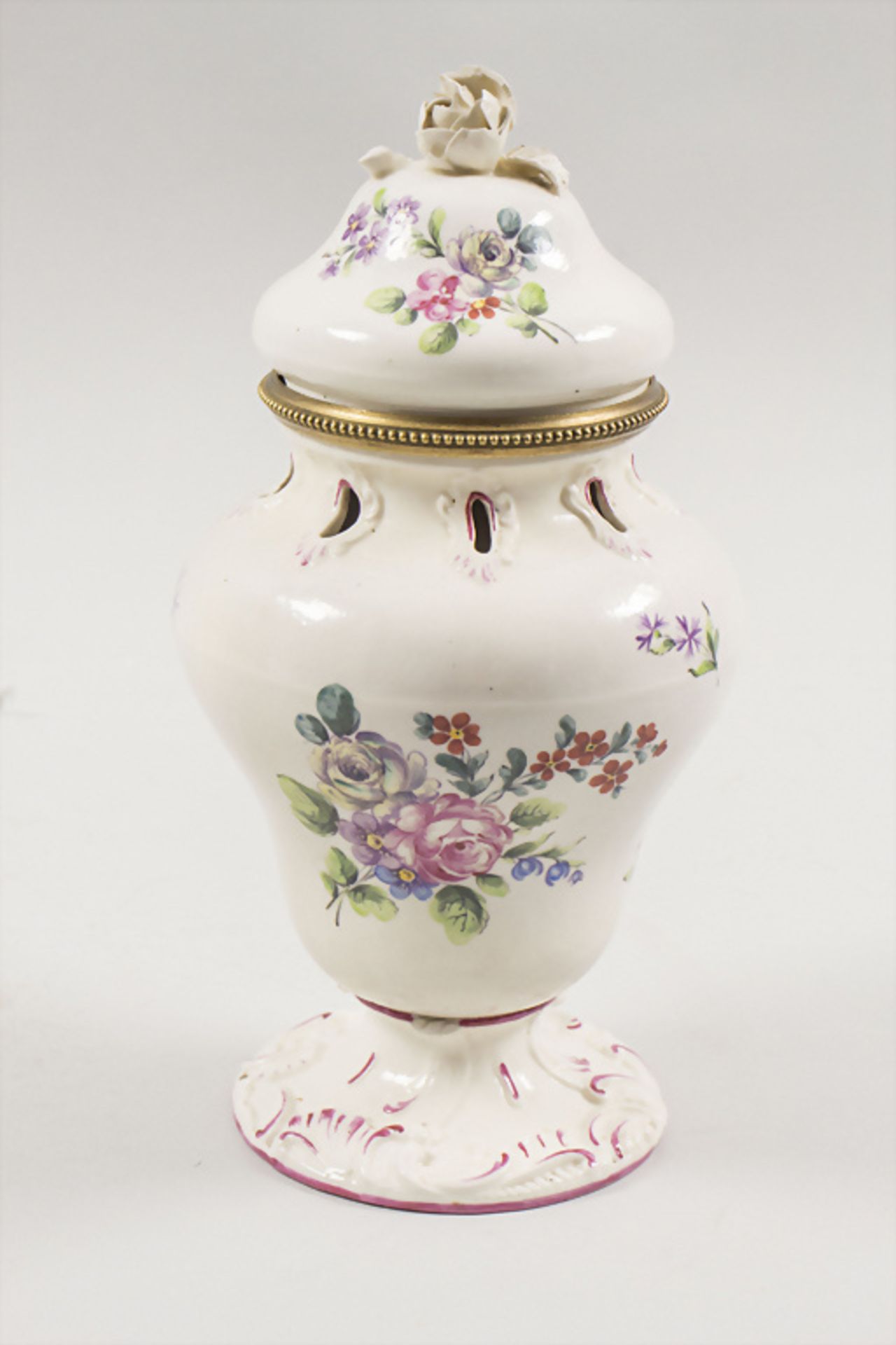 Potpourri Vase / A lidded potpourri vase, Mennecy-Villeroy, wohl 18. Jh.