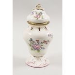 Potpourri Vase / A lidded potpourri vase, Mennecy-Villeroy, wohl 18. Jh.