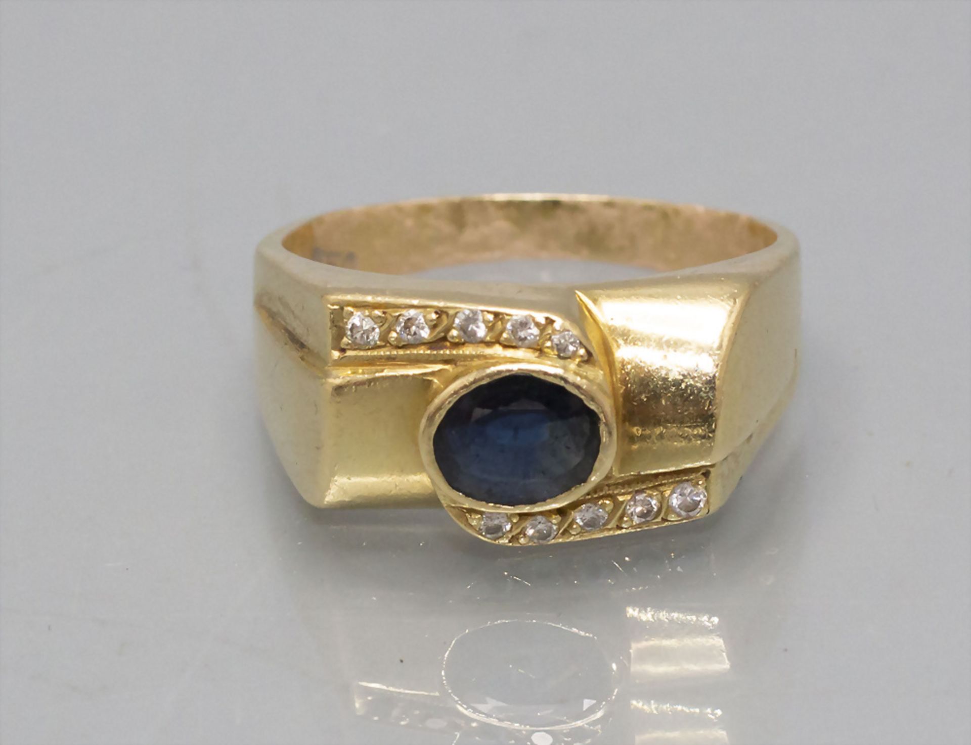 Damenring mit Saphir und Diamanten / A ladies 18 ct gold ring with a sapphire and diamonds
