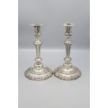 Paar Louis XV Kerzenleuchter / A pair of Louis XV silver candlesticks / Paire de Louis XV ...