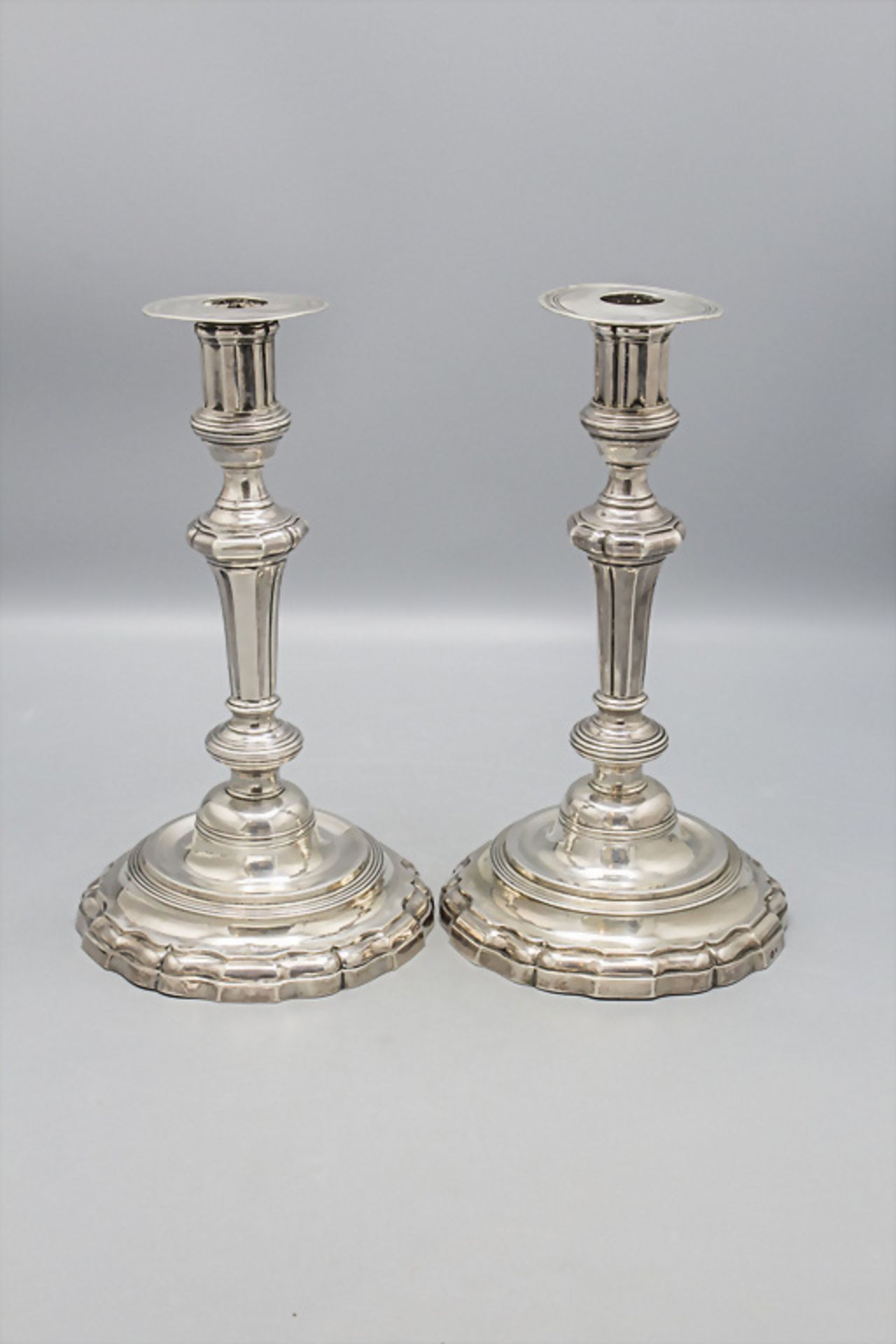 Paar Louis XV Kerzenleuchter / A pair of Louis XV silver candlesticks / Paire de Louis XV ...