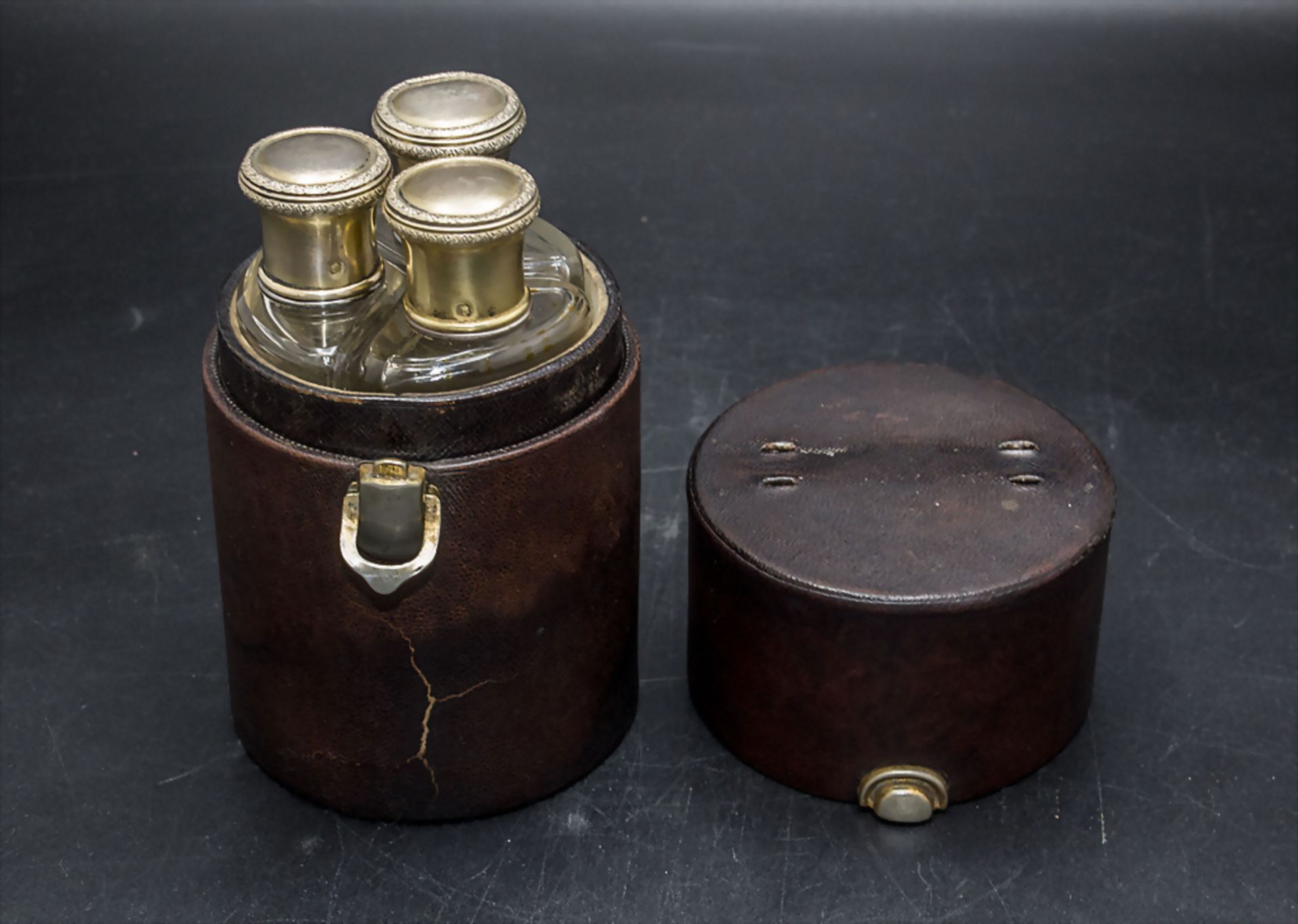 3 Parfümflakons im Lederetui / 3 perfume bottles with silver lid in a leather box, Victor ...