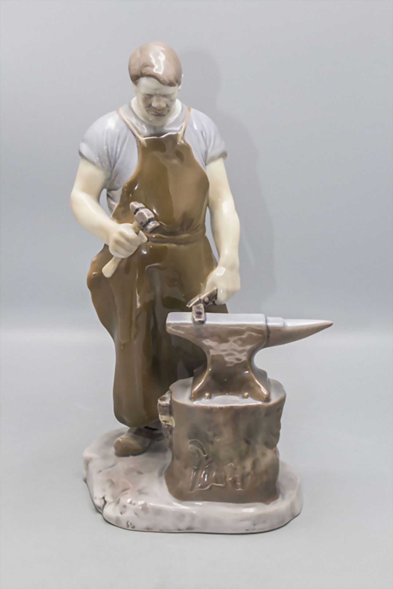 Porzellanfigur 'Schmied' / A porcelain figure of a blacksmith, Bing & Gröndahl, Copenhagen