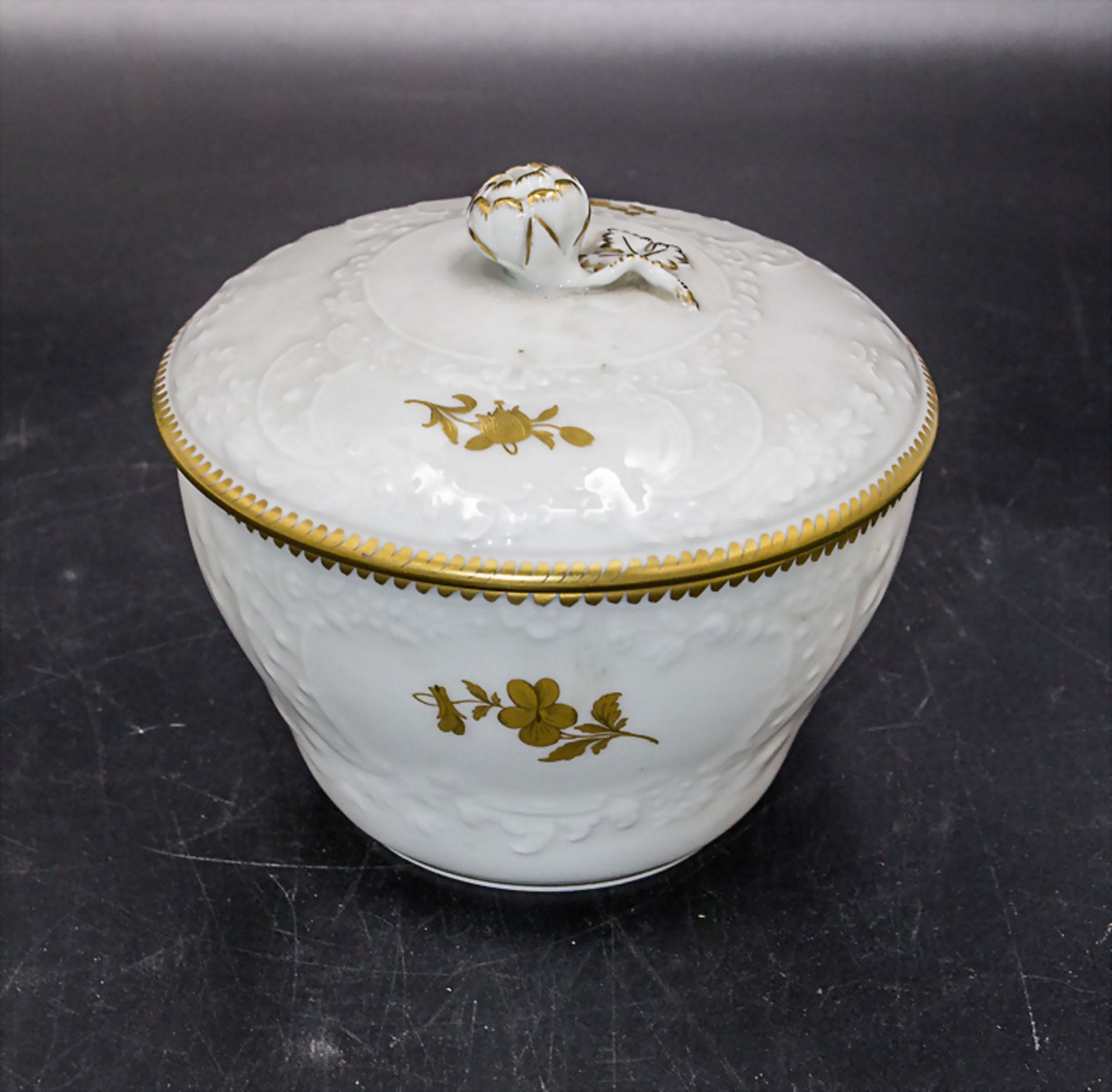Zuckerdose mit Reliefdekor 'Marseille' / A lidded sugar bowl with relief decoration, Meissen, ...