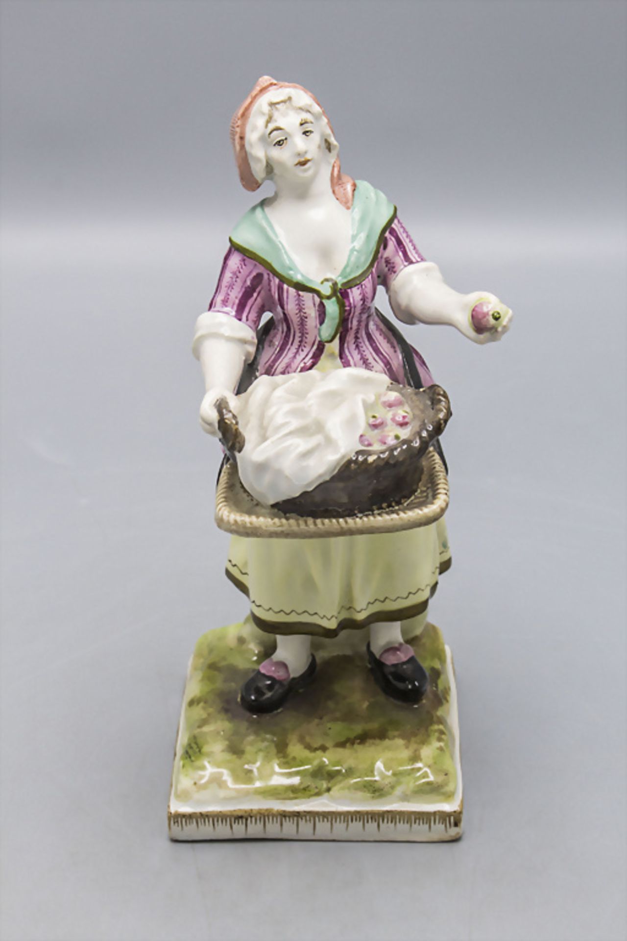 Fayence Figur einer Marktfrau / Apfelverkäuferin / A faience figure of a market woman offering ...