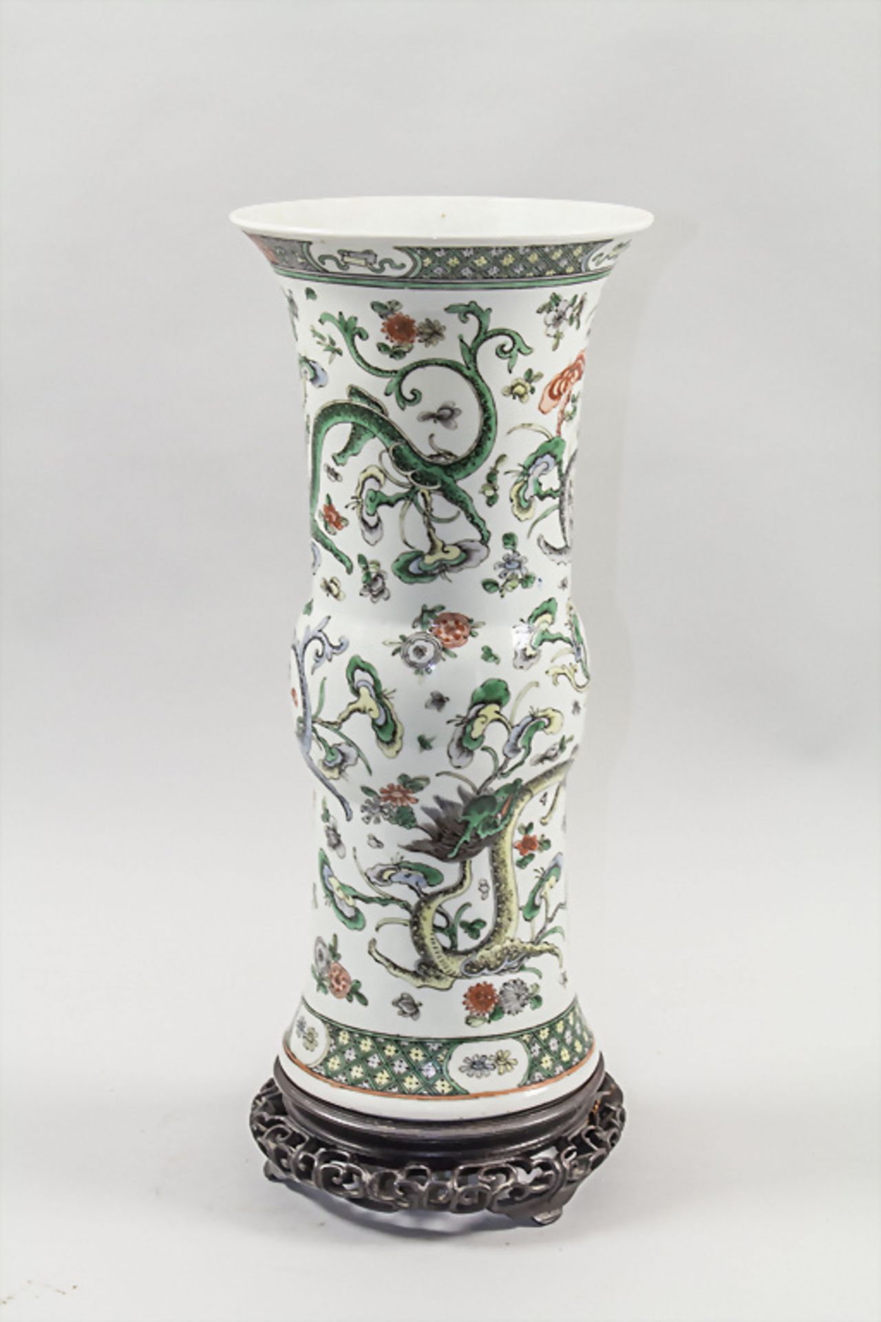 Vase mit Holzstand / A vase with wooden stand, China, Qing-Dynastie (1644-1911), 18./19. Jh. - Image 4 of 7