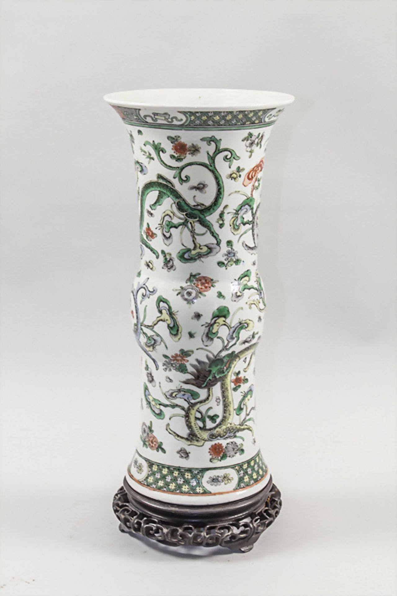 Vase mit Holzstand / A vase with wooden stand, China, Qing-Dynastie (1644-1911), 18./19. Jh. - Bild 4 aus 7